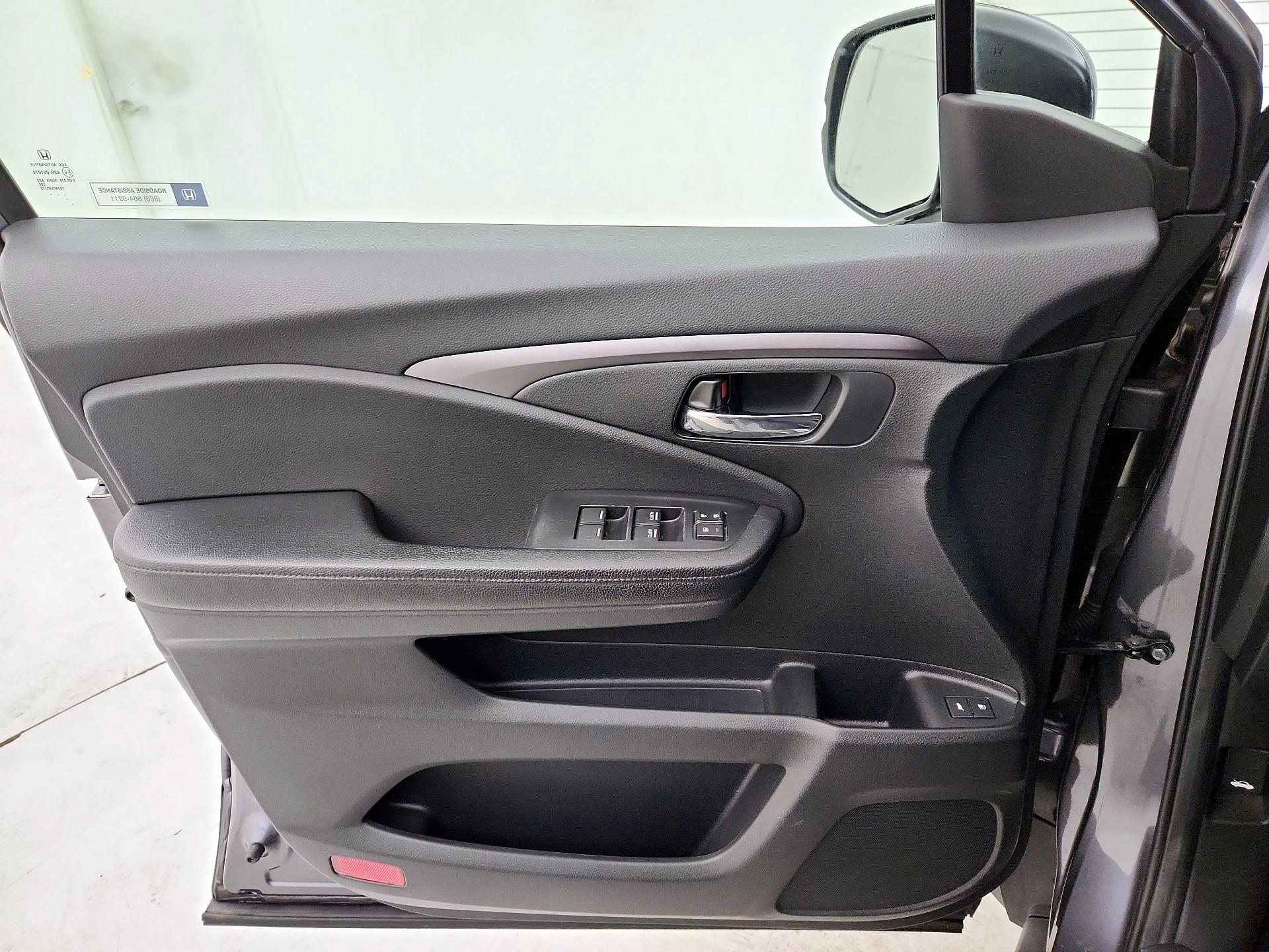 Thumbnail: 2017 Honda Pilot - 12