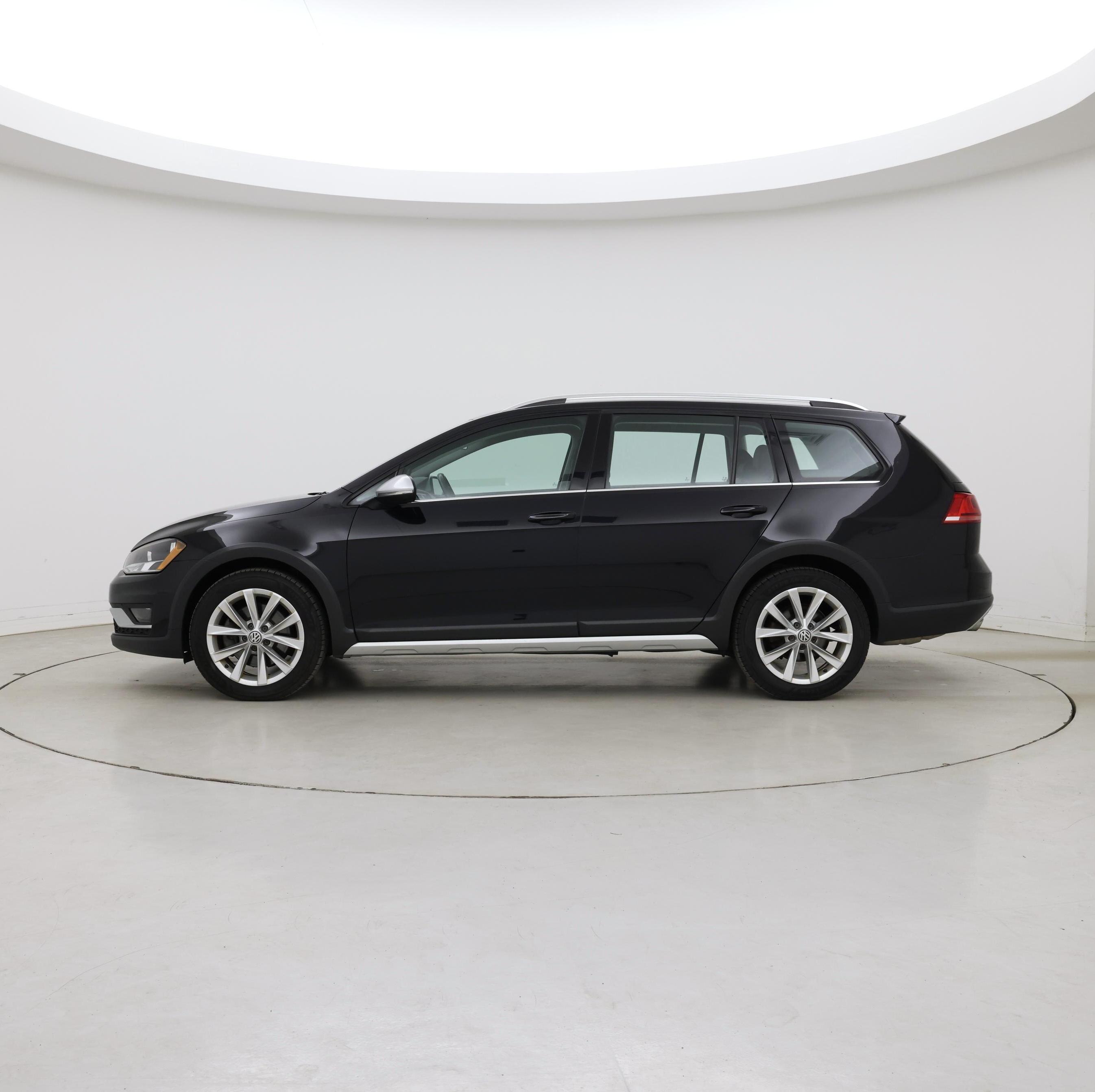 Thumbnail: 2017 Volkswagen Golf - 3