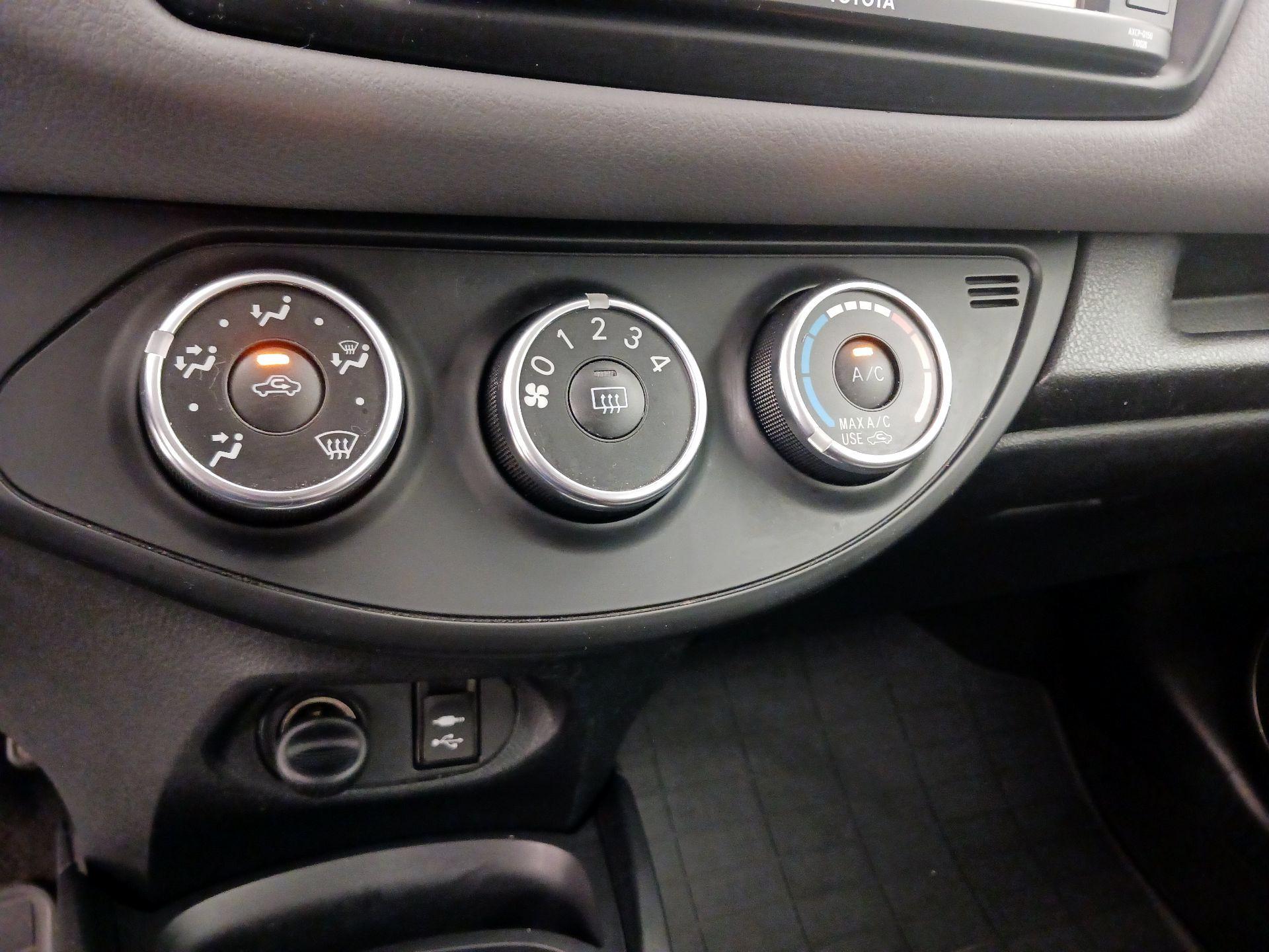 Thumbnail: 2015 Toyota Yaris - 15