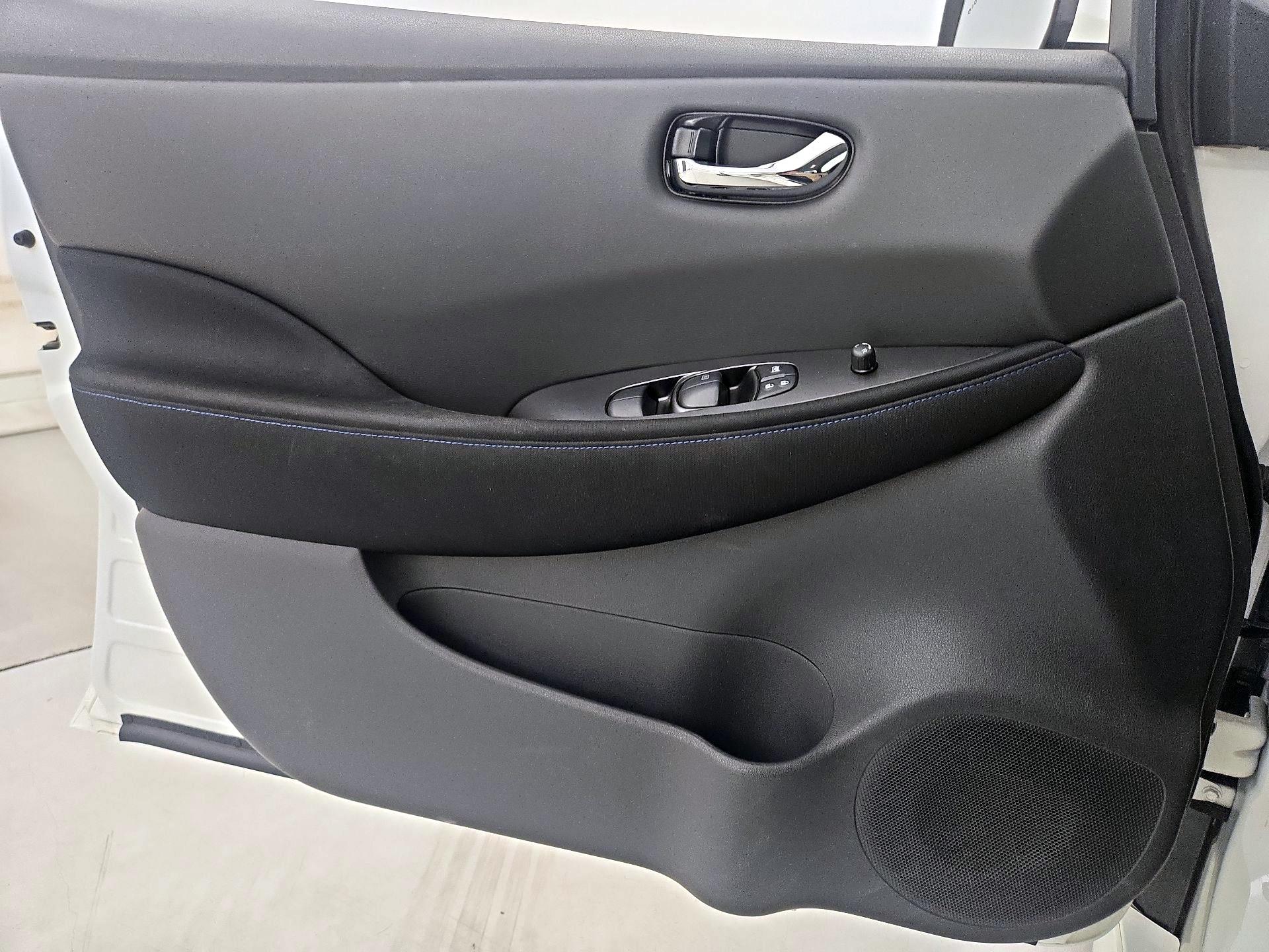 Thumbnail: 2021 Nissan Leaf - 12