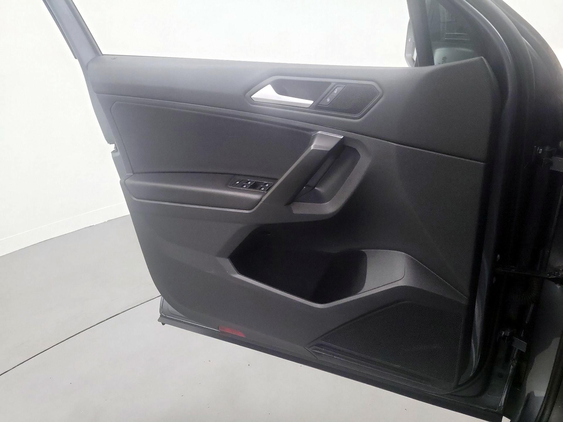 Thumbnail: 2021 Volkswagen Tiguan - 12