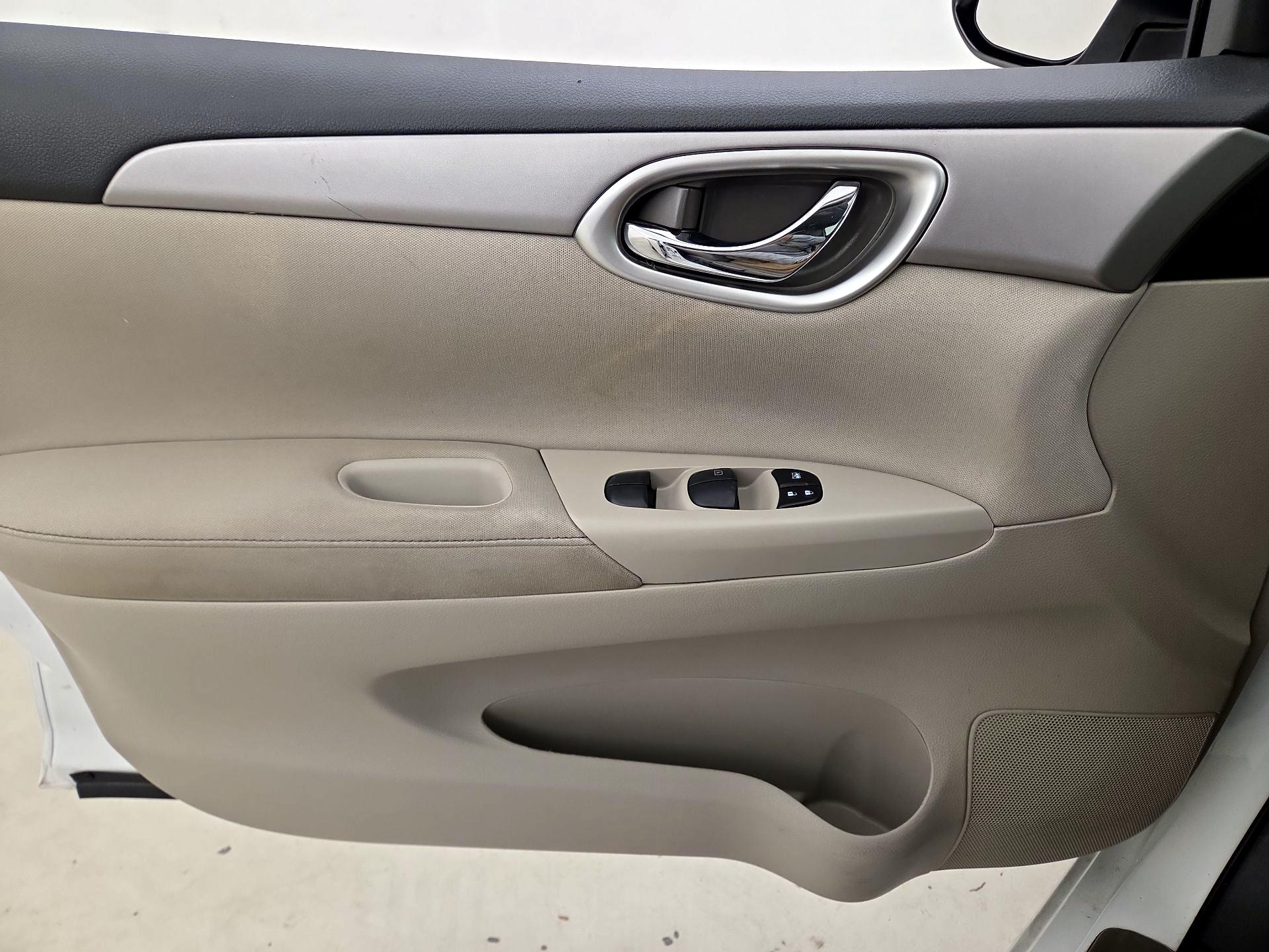Thumbnail: 2015 Nissan Sentra - 12