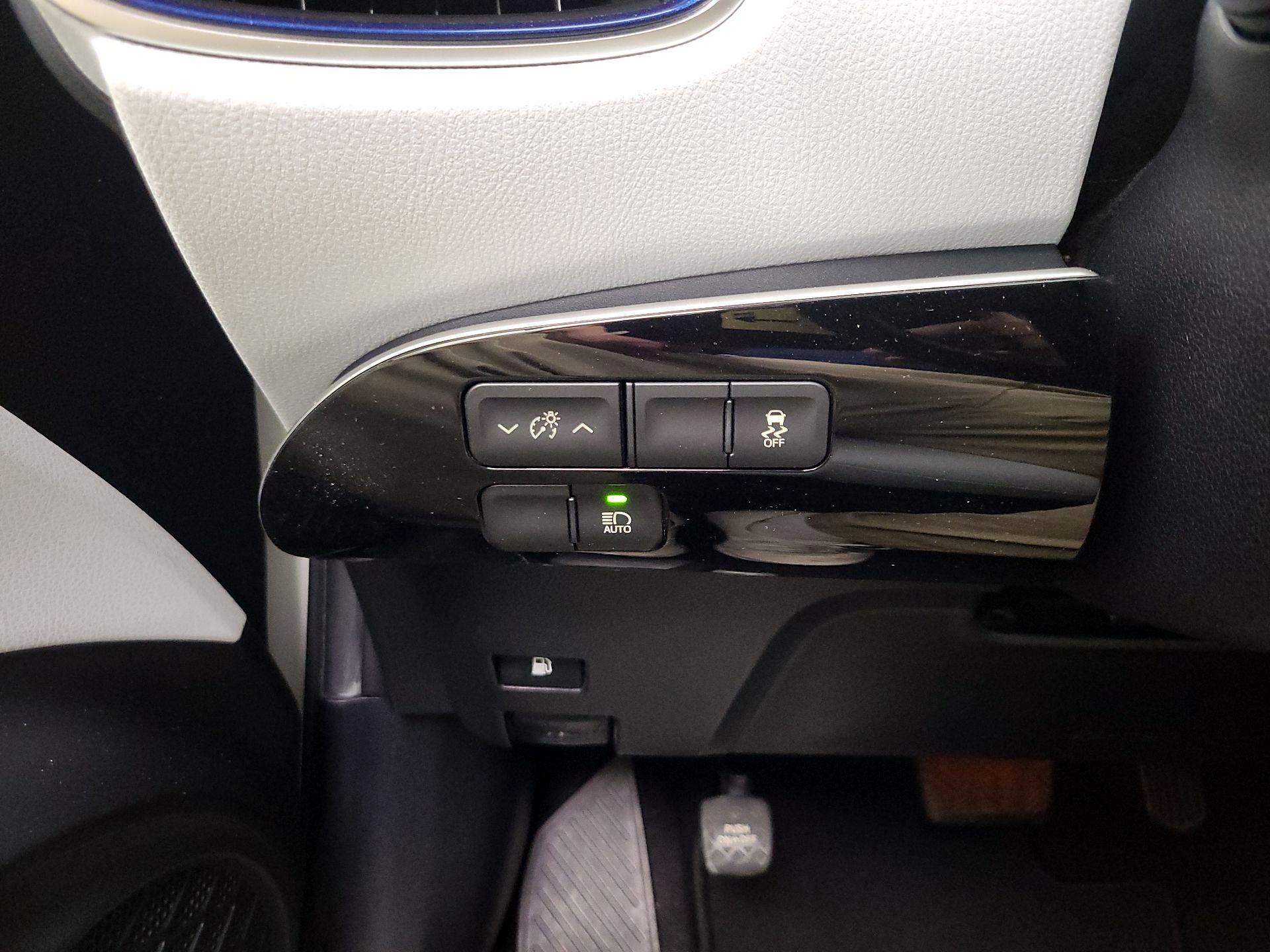 Thumbnail: 2016 Toyota Prius - 13