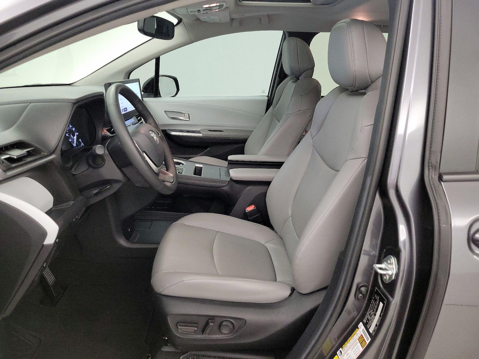2025 Toyota Sienna XLE - Photo 12