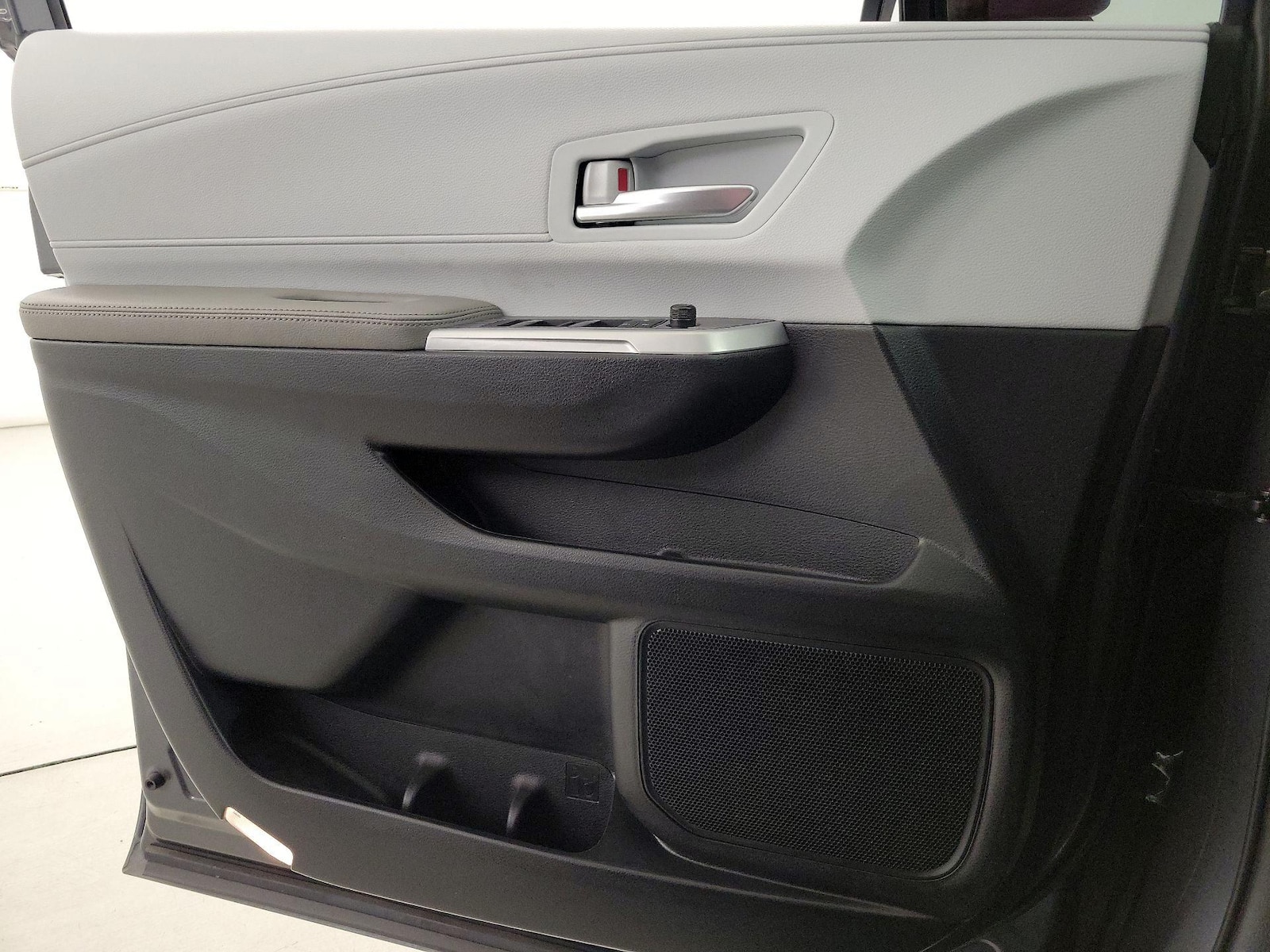 2025 Toyota Sienna XLE - Photo 13