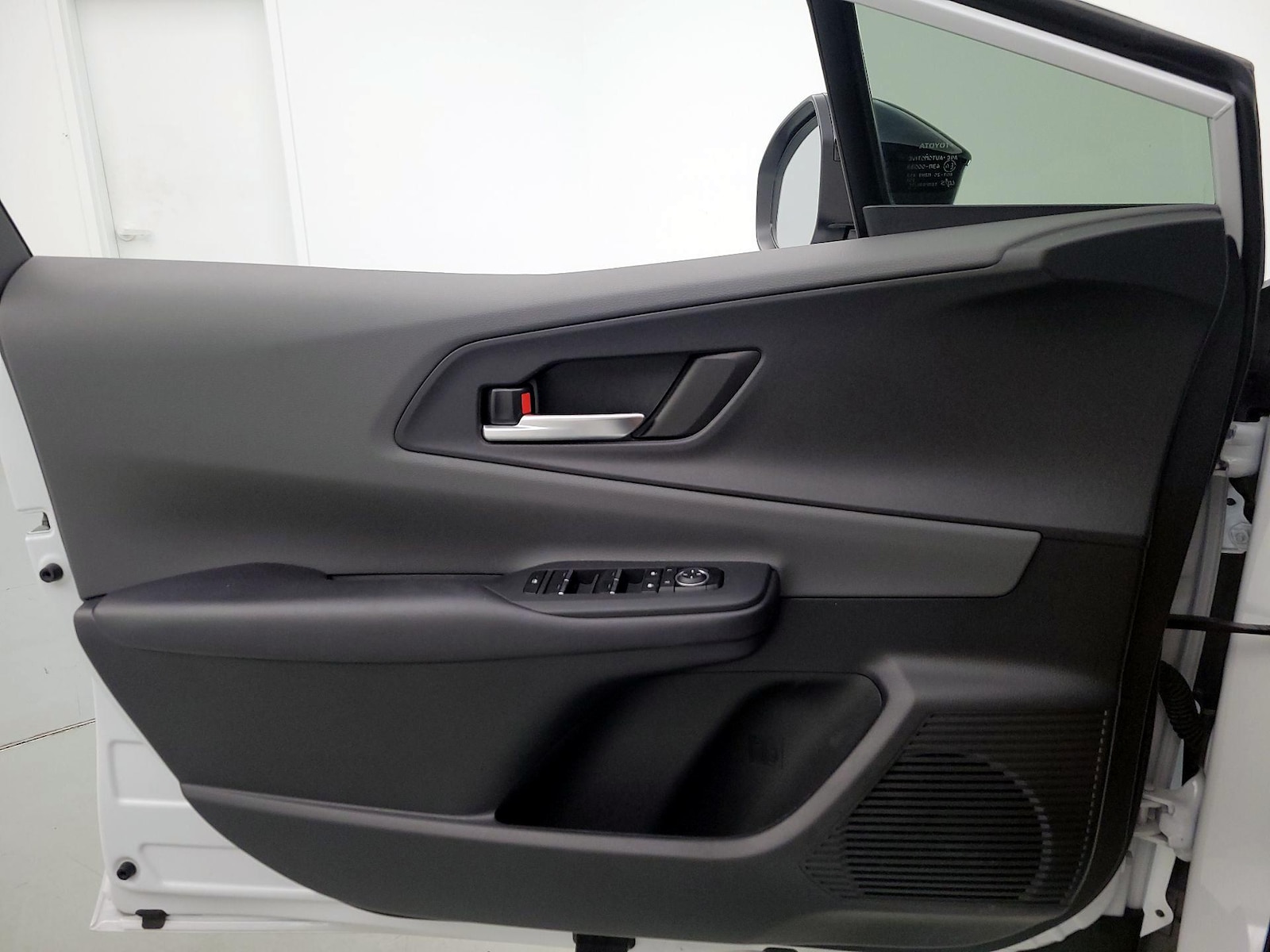 2025 Toyota Prius XLE - Photo 13