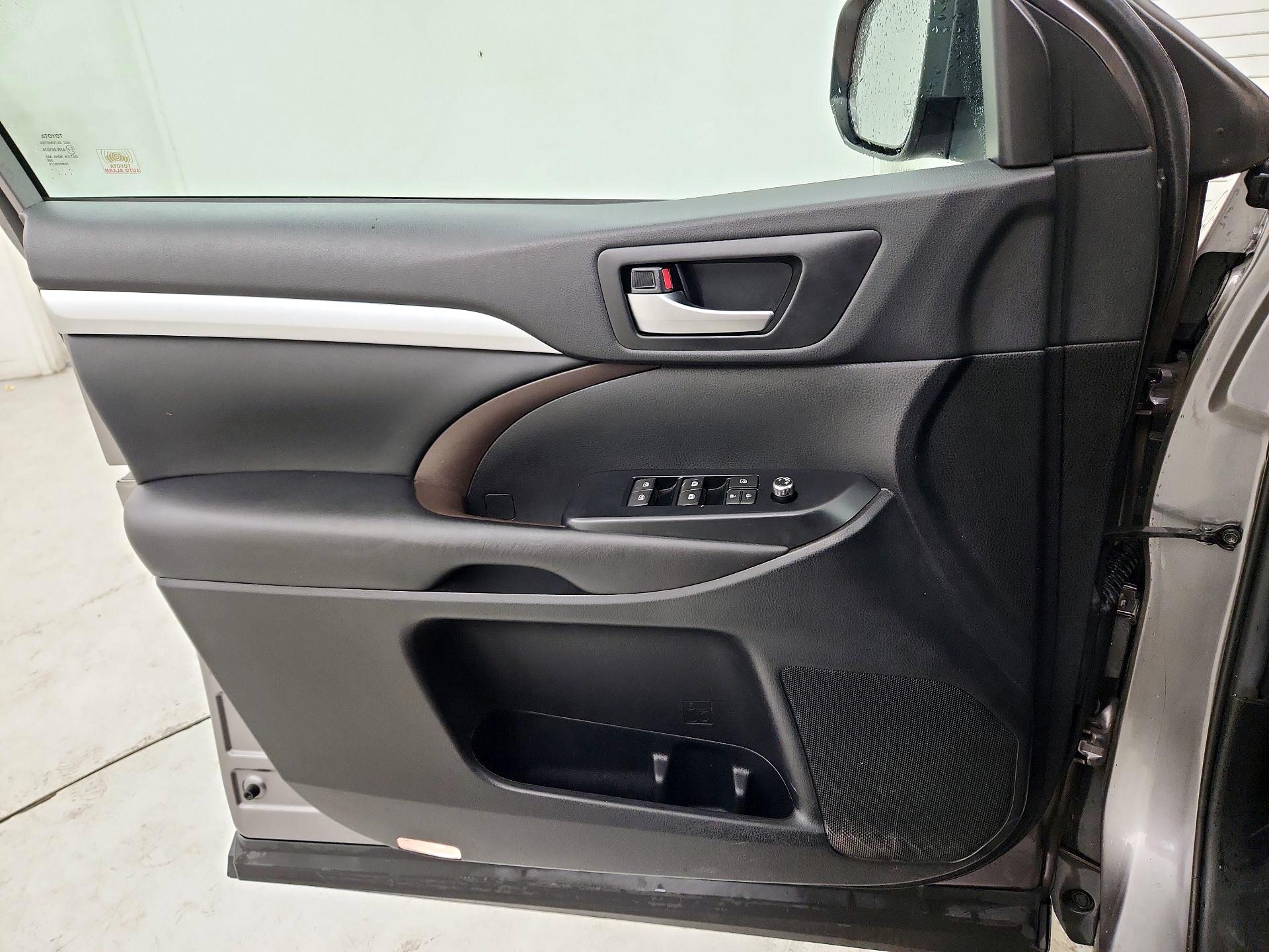 Thumbnail: 2019 Toyota Highlander - 12