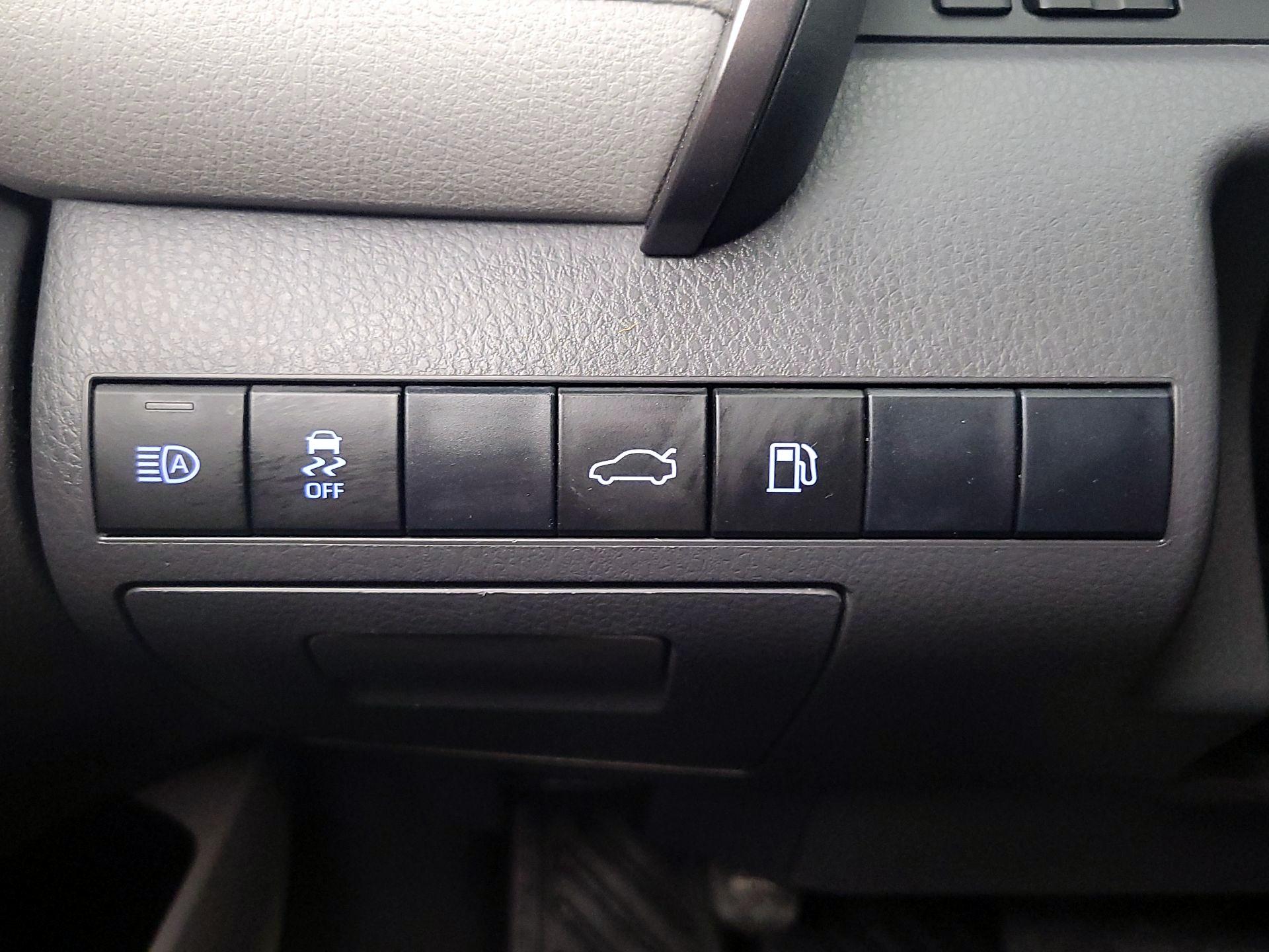Thumbnail: 2018 Toyota Camry - 13