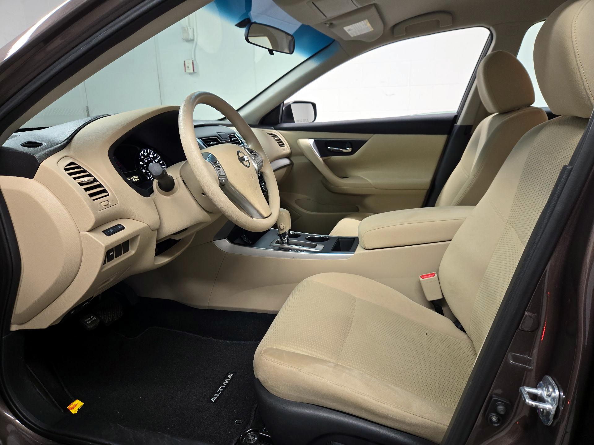 Thumbnail: 2015 Nissan Altima - 11