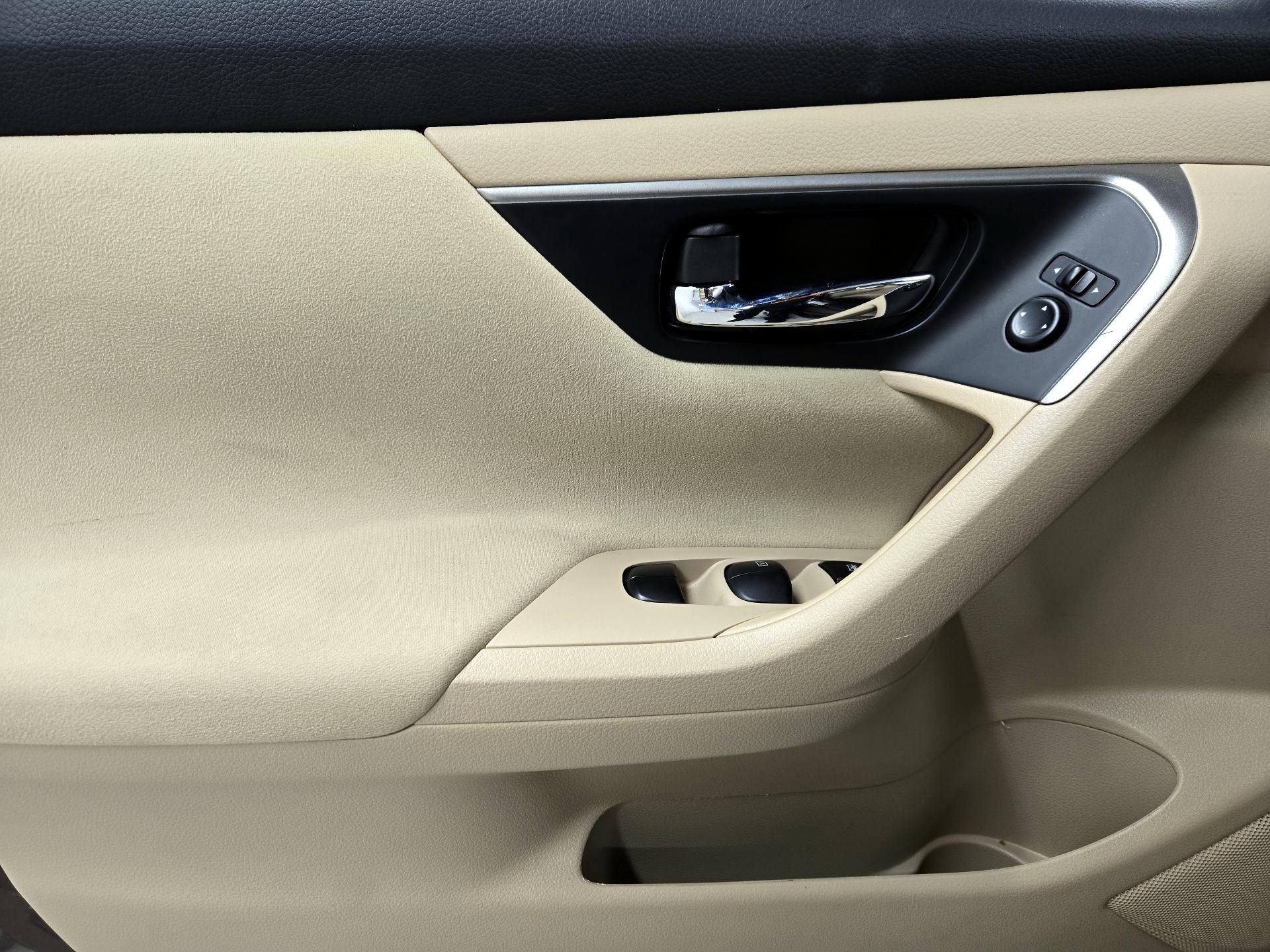 Thumbnail: 2015 Nissan Altima - 12