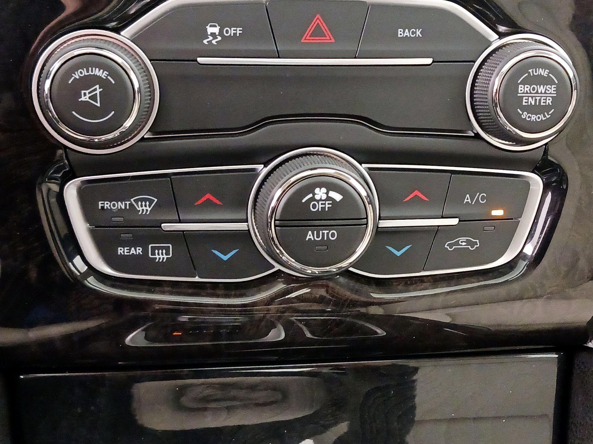 Thumbnail: 2016 Chrysler 300 - 16