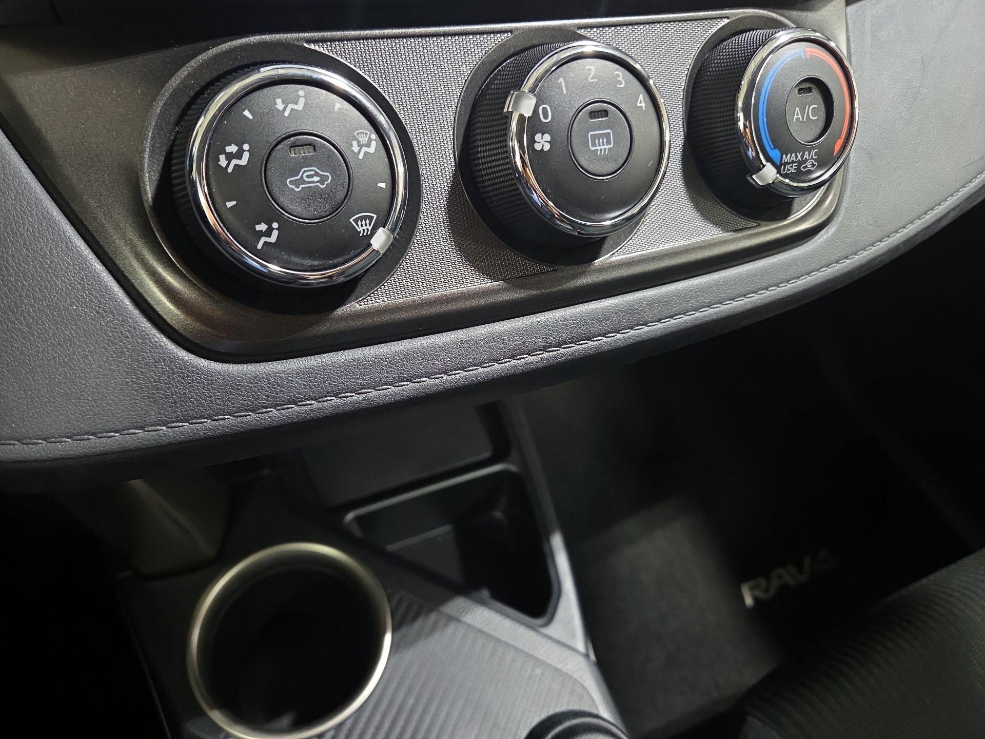 Thumbnail: 2014 Toyota RAV4 - 16