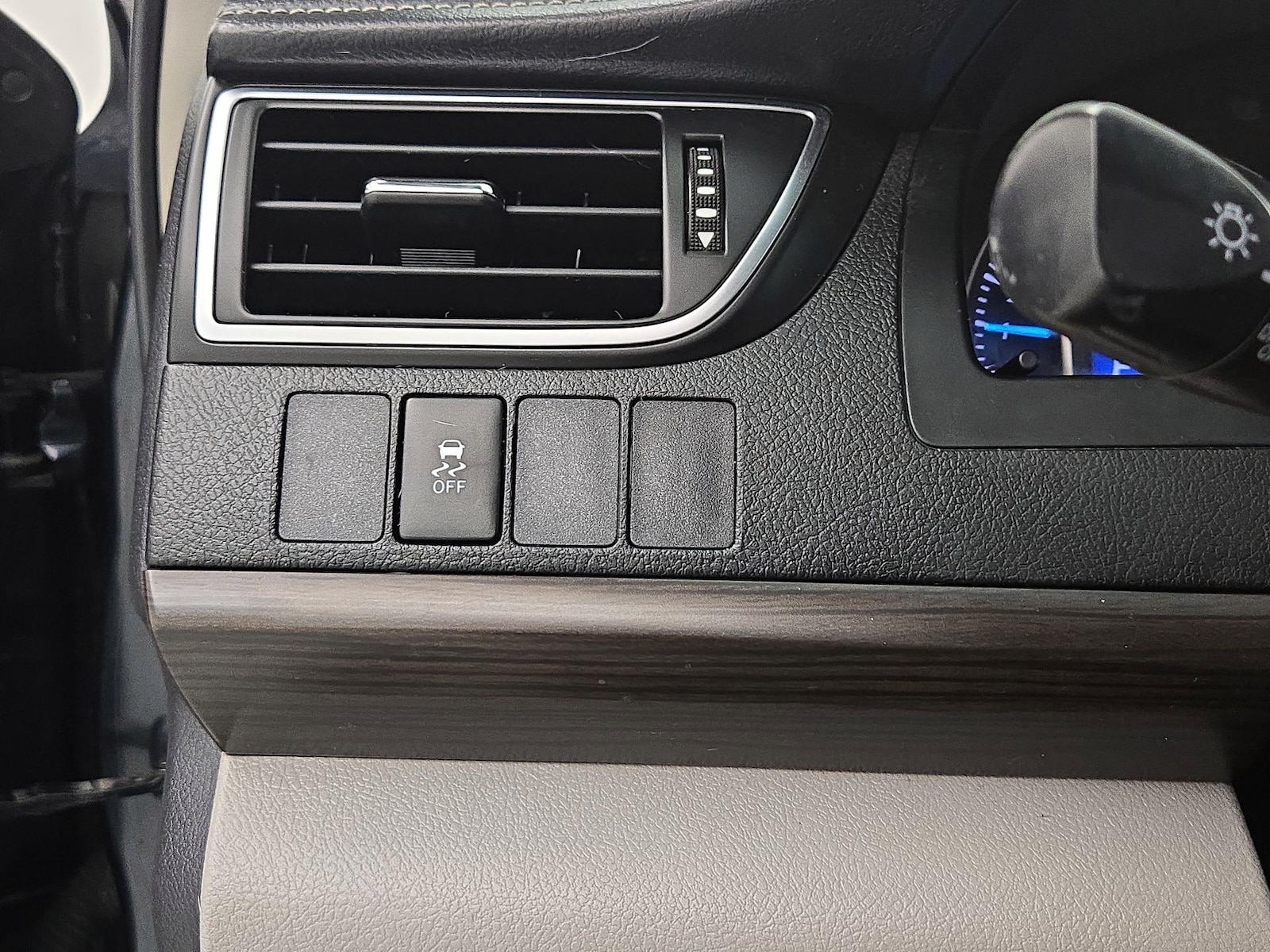 2015 Toyota Camry LE - Photo 14