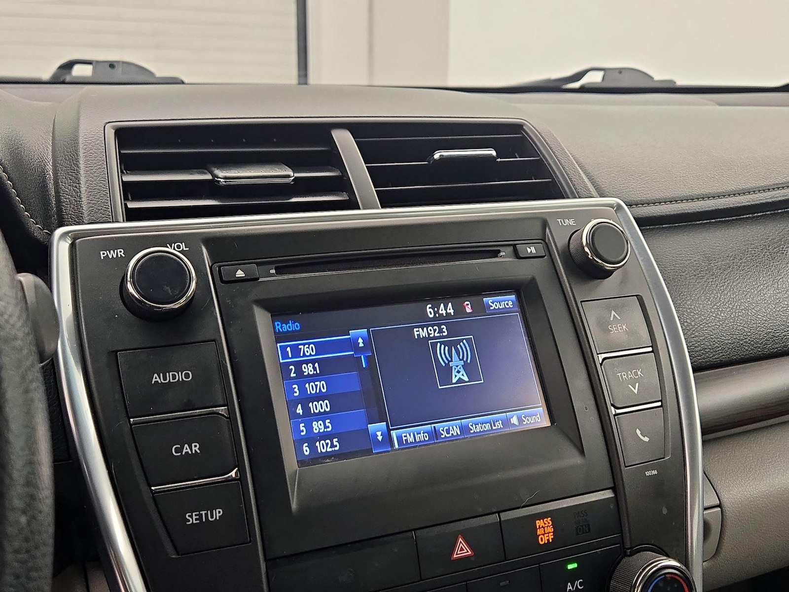 2015 Toyota Camry LE - Photo 16