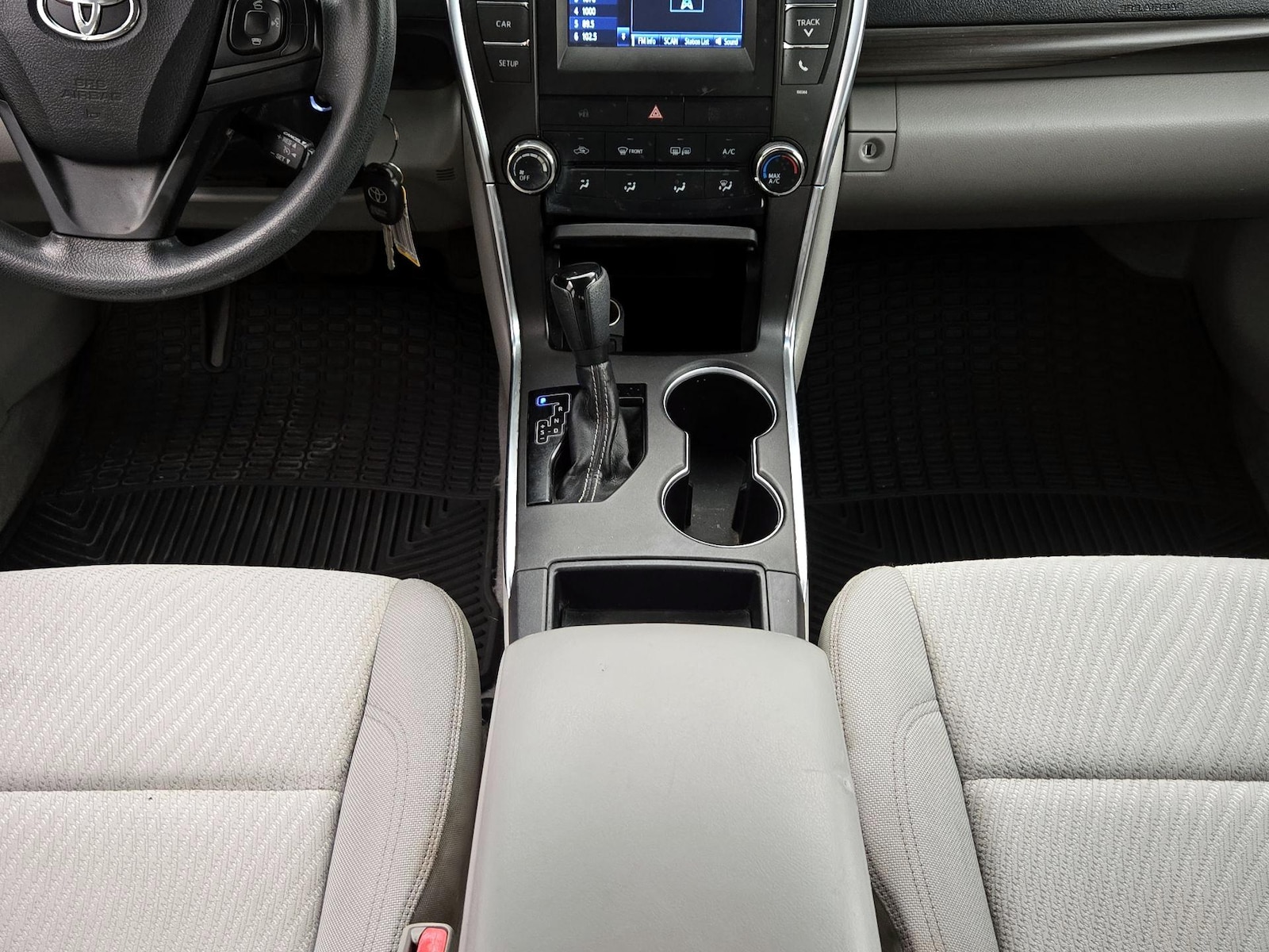 2015 Toyota Camry LE - Photo 18