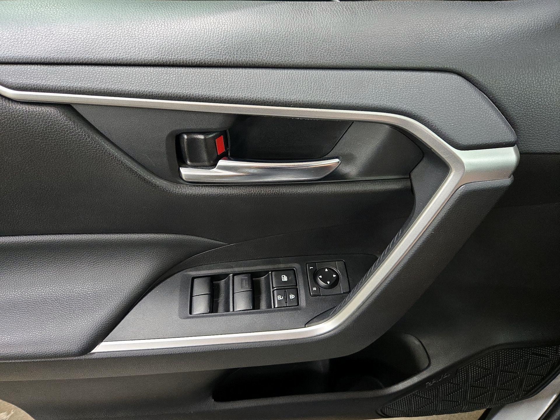 Thumbnail: 2020 Toyota RAV4 - 12