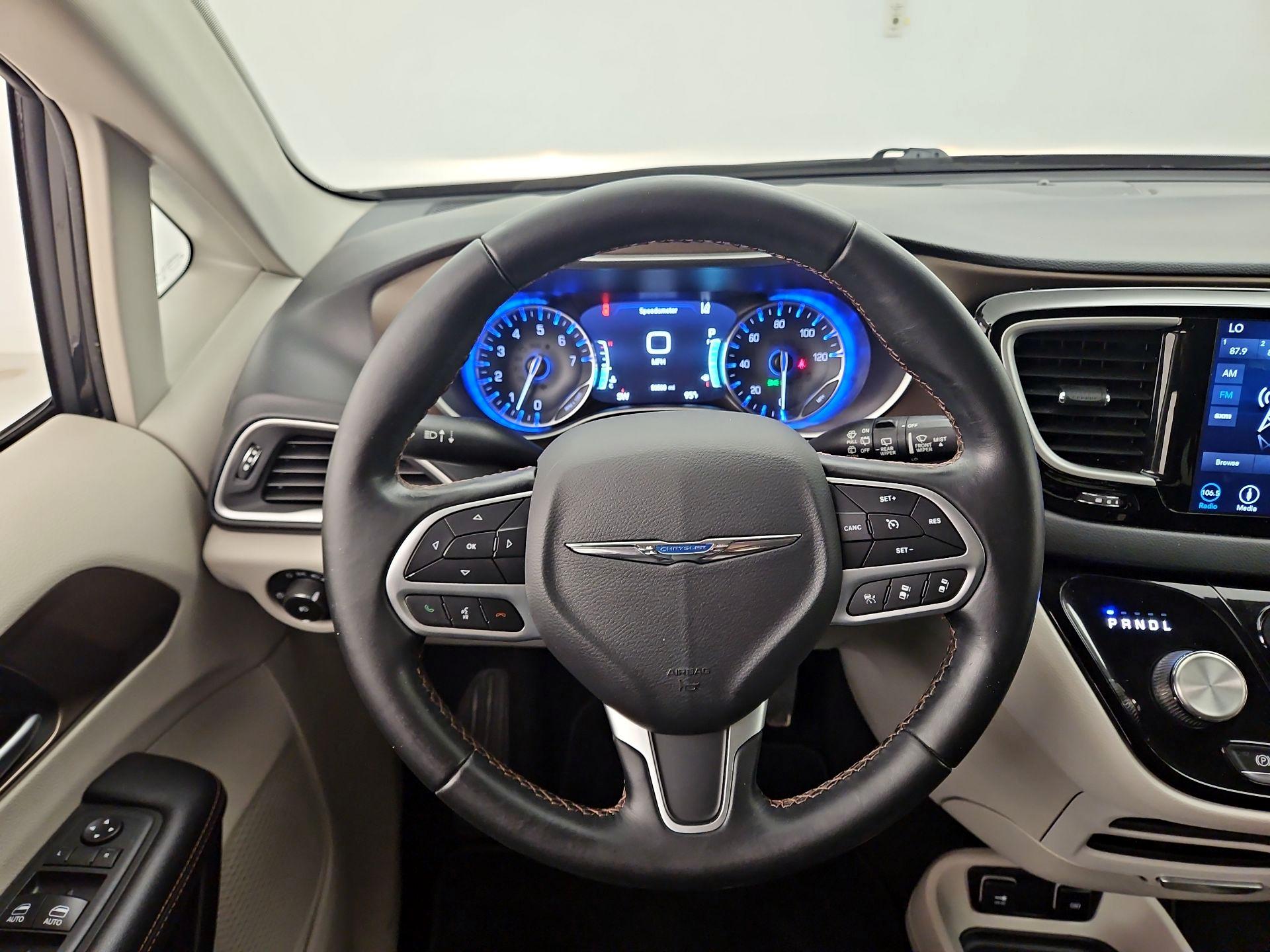 Thumbnail: 2018 Chrysler Pacifica - 10