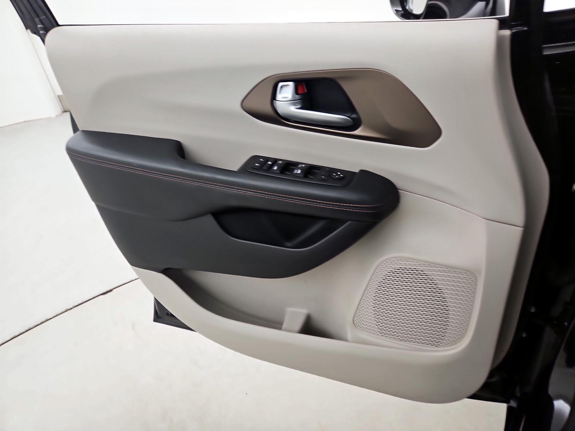 Thumbnail: 2018 Chrysler Pacifica - 12