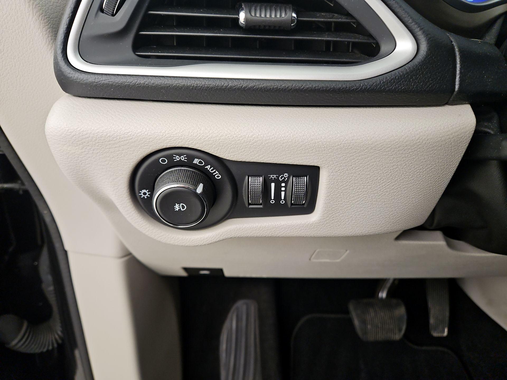 Thumbnail: 2018 Chrysler Pacifica - 13