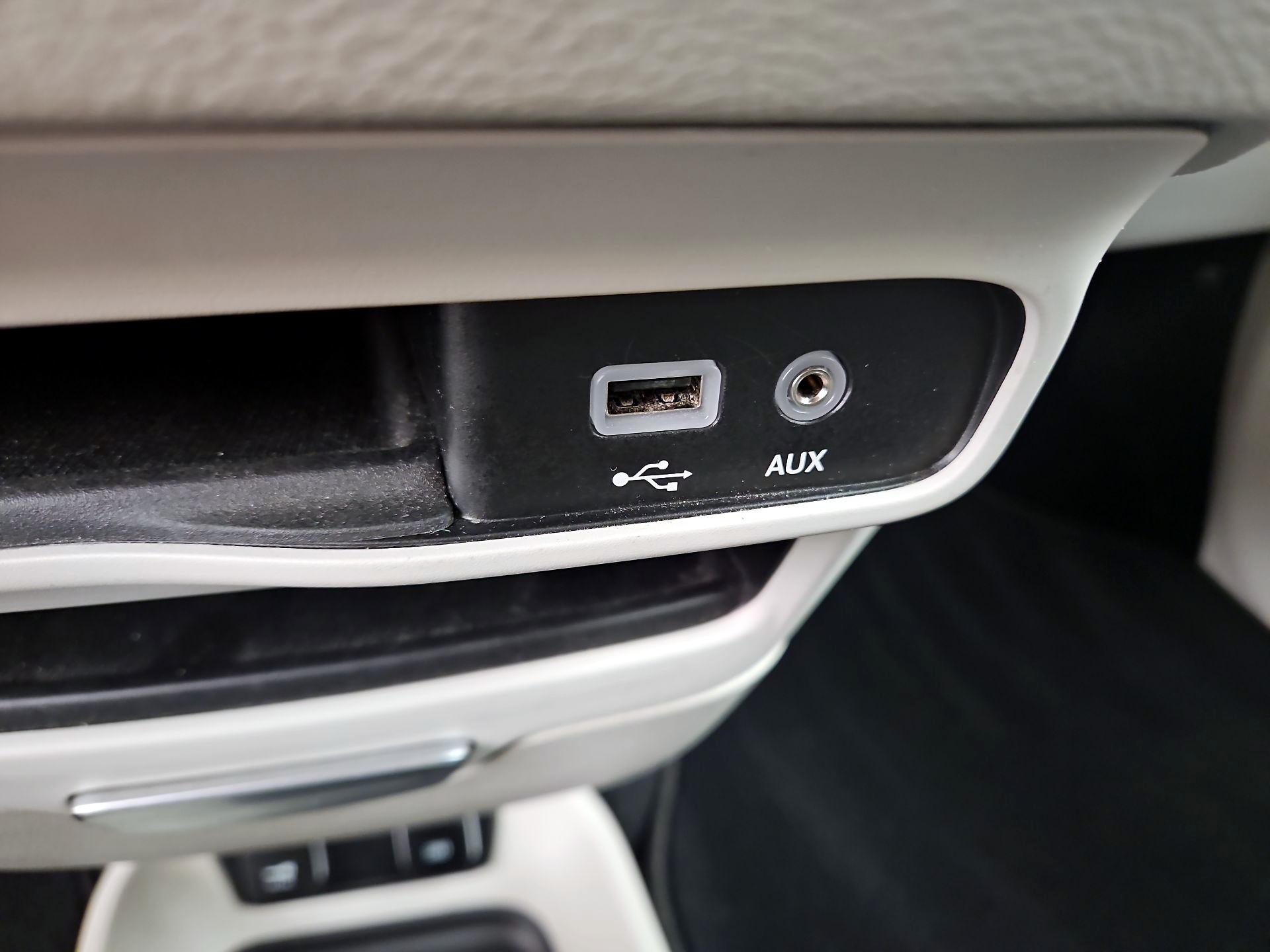 Thumbnail: 2018 Chrysler Pacifica - 18