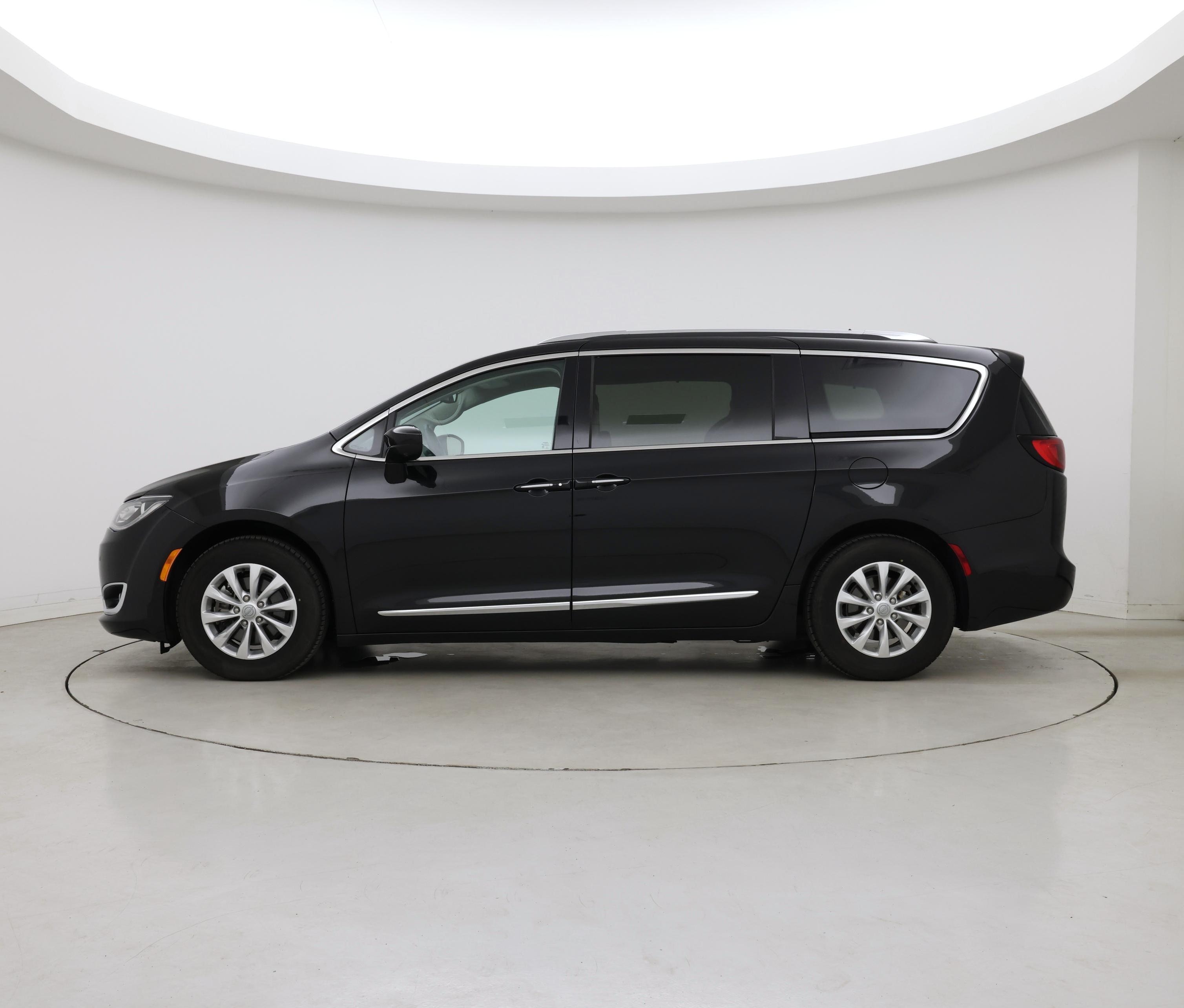 Thumbnail: 2018 Chrysler Pacifica - 3