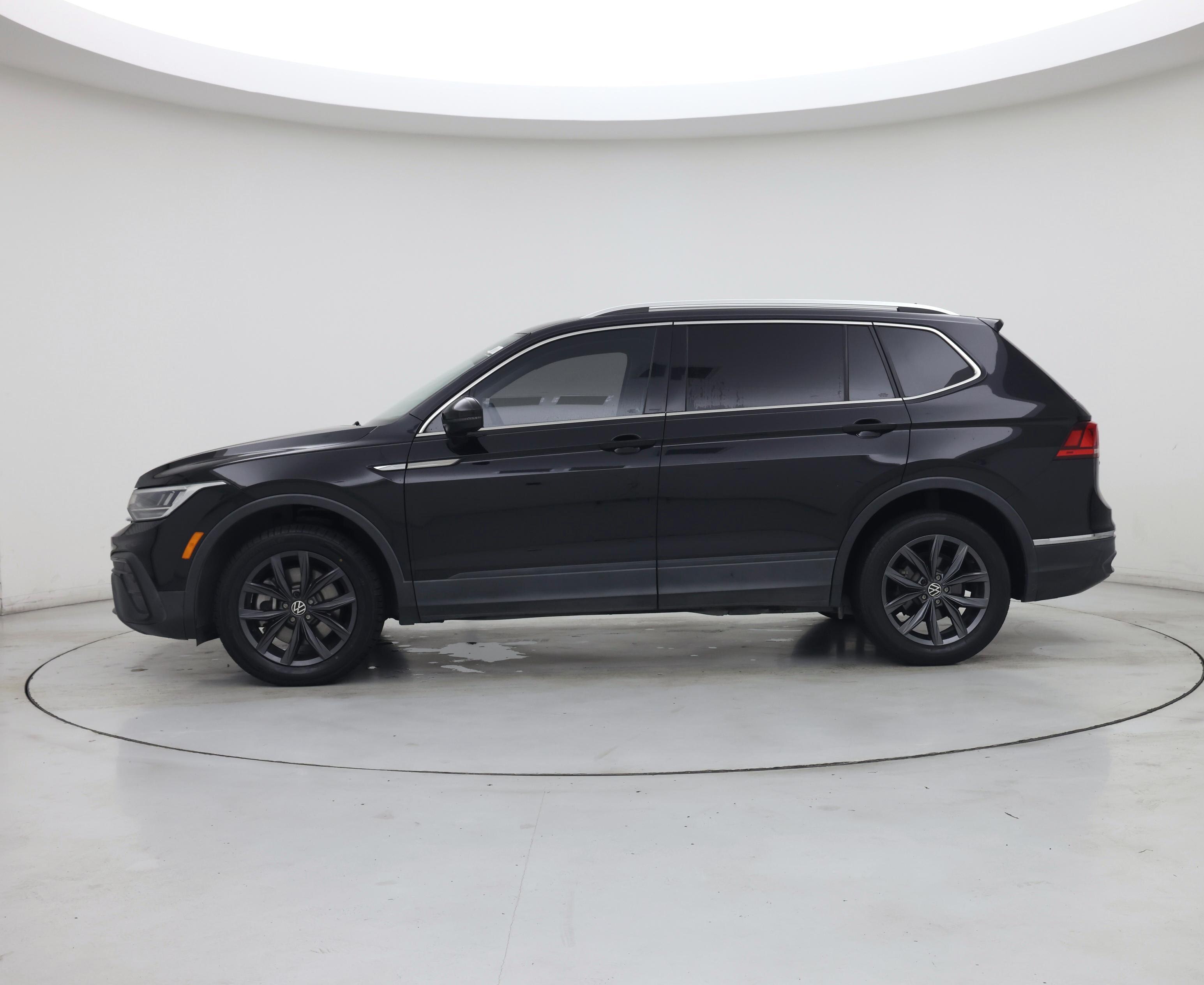 Thumbnail: 2022 Volkswagen Tiguan - 3