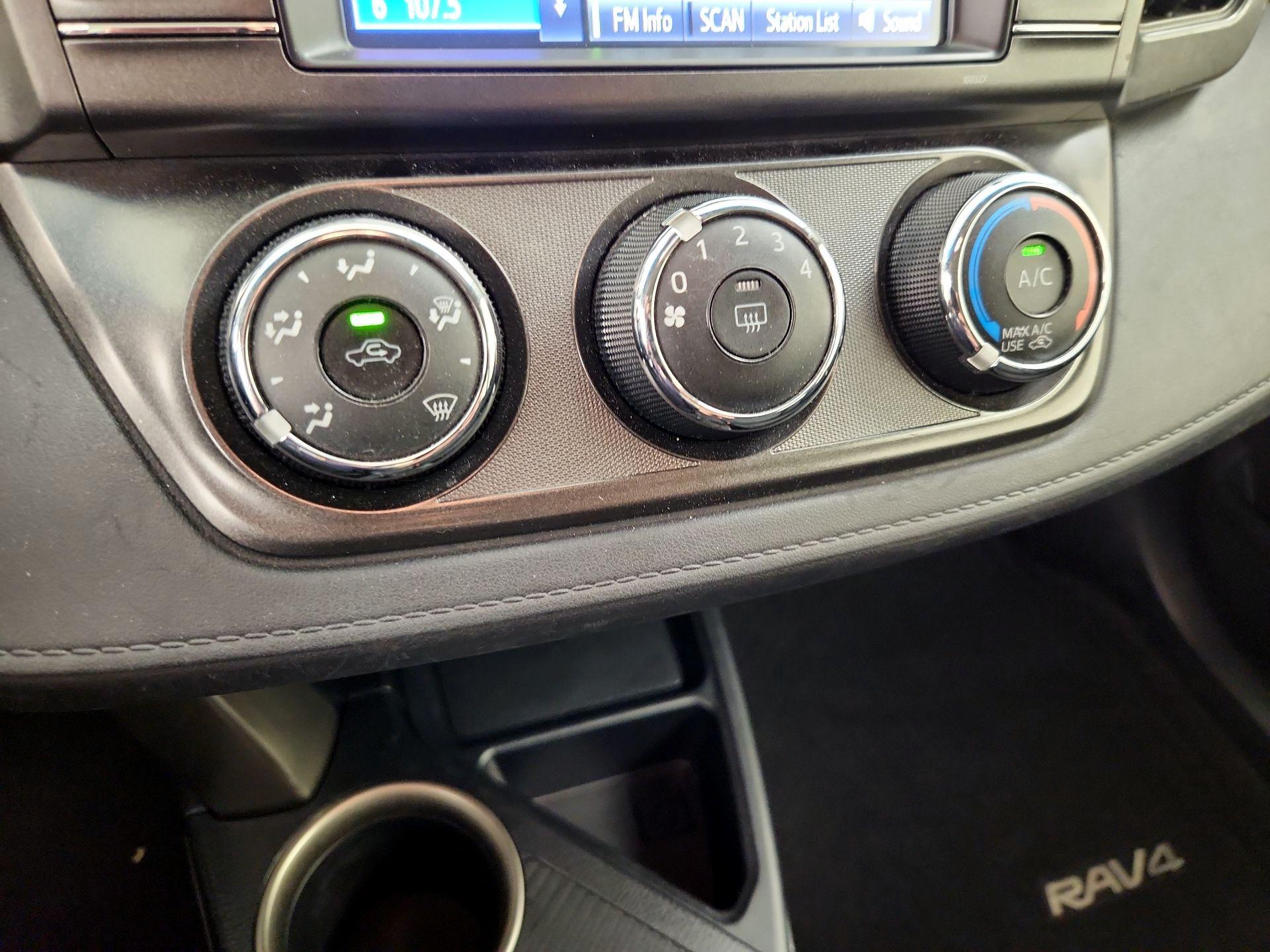 Thumbnail: 2014 Toyota RAV4 - 16