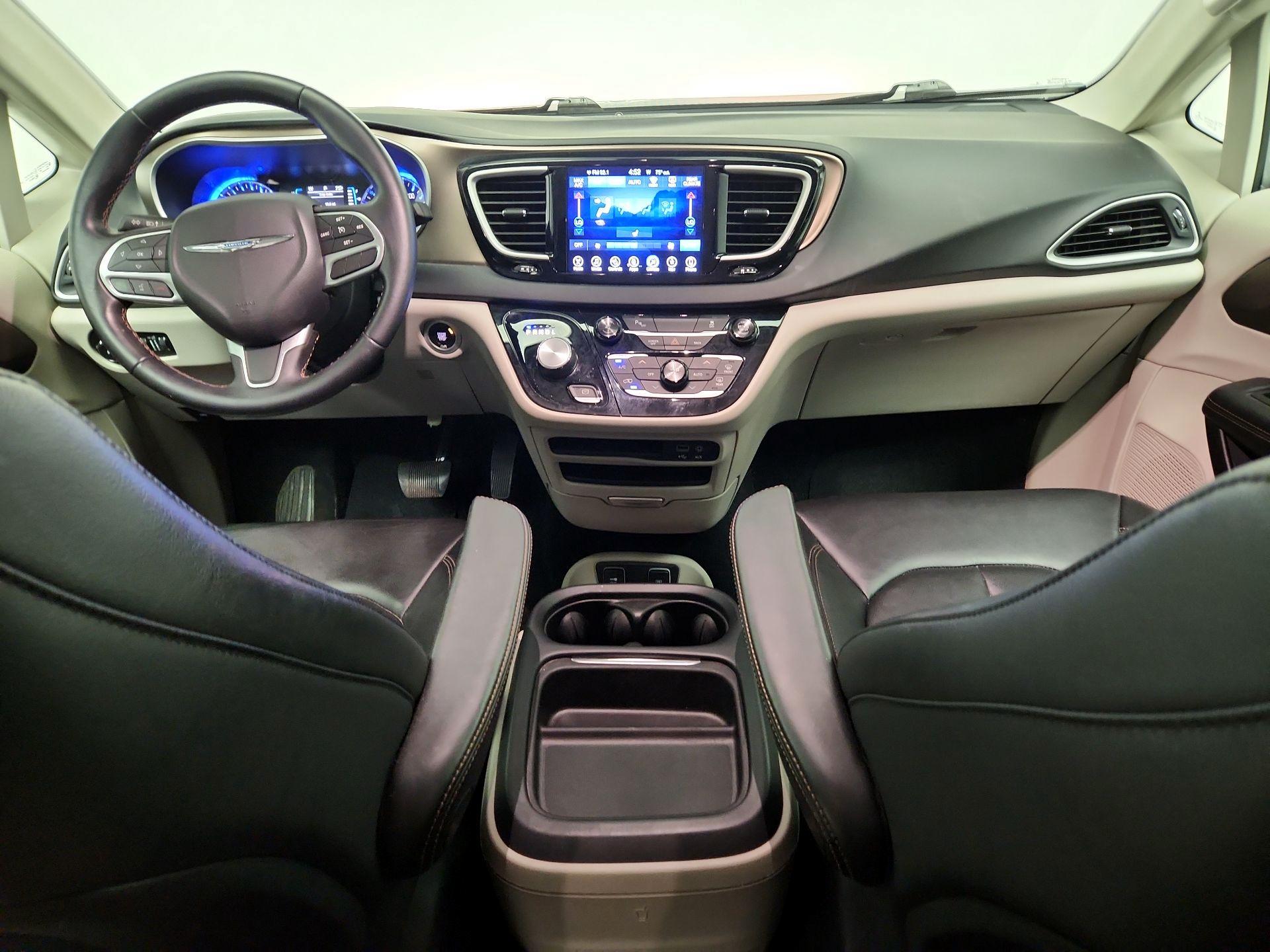 Thumbnail: 2017 Chrysler Pacifica - 9