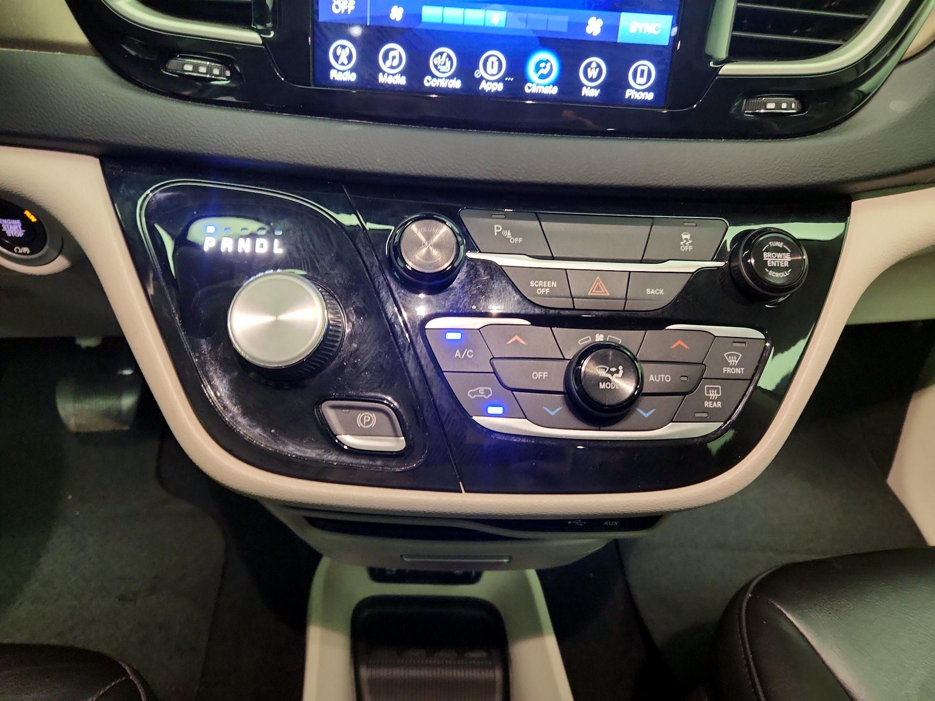 Thumbnail: 2017 Chrysler Pacifica - 18