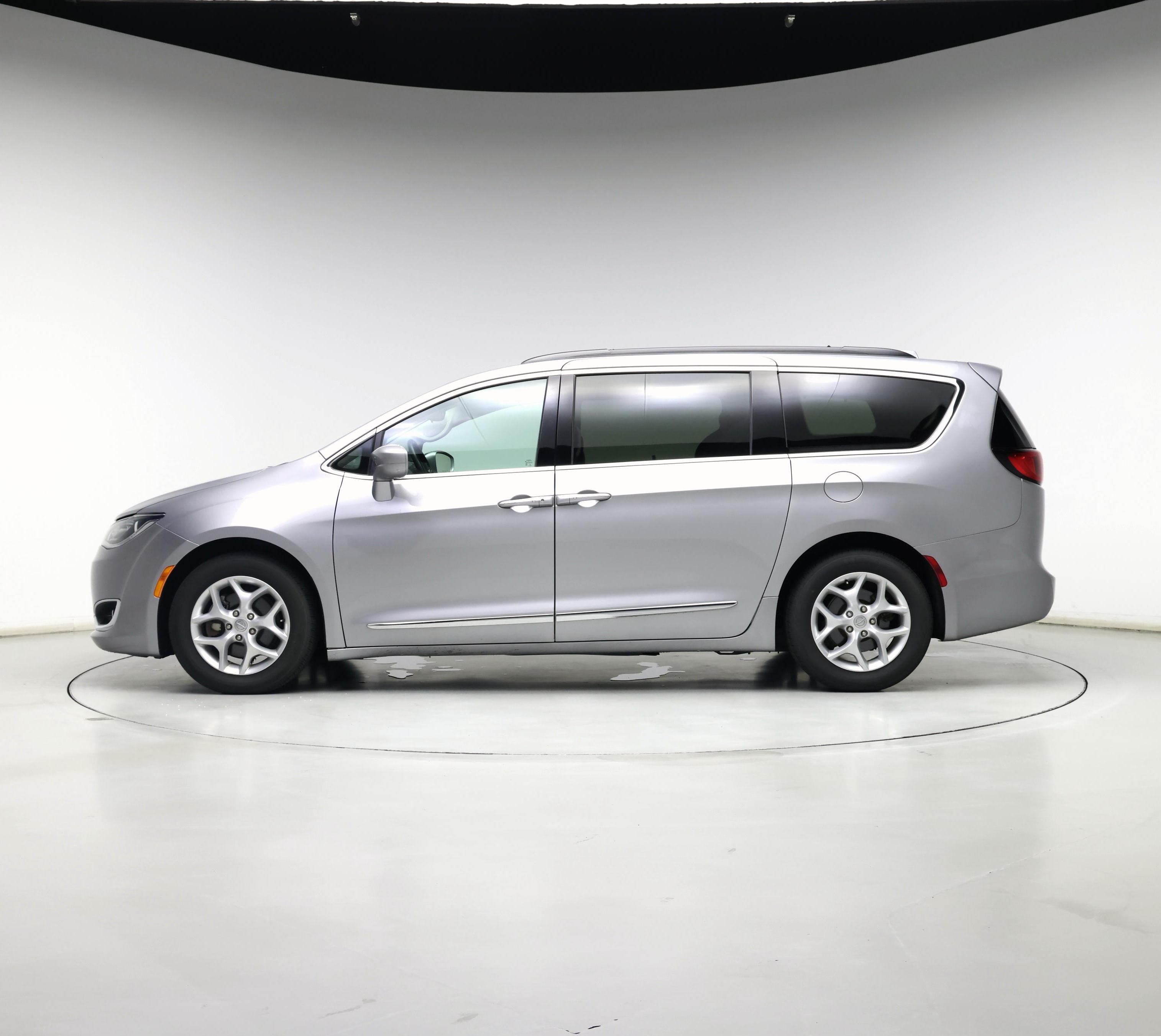 Thumbnail: 2017 Chrysler Pacifica - 3