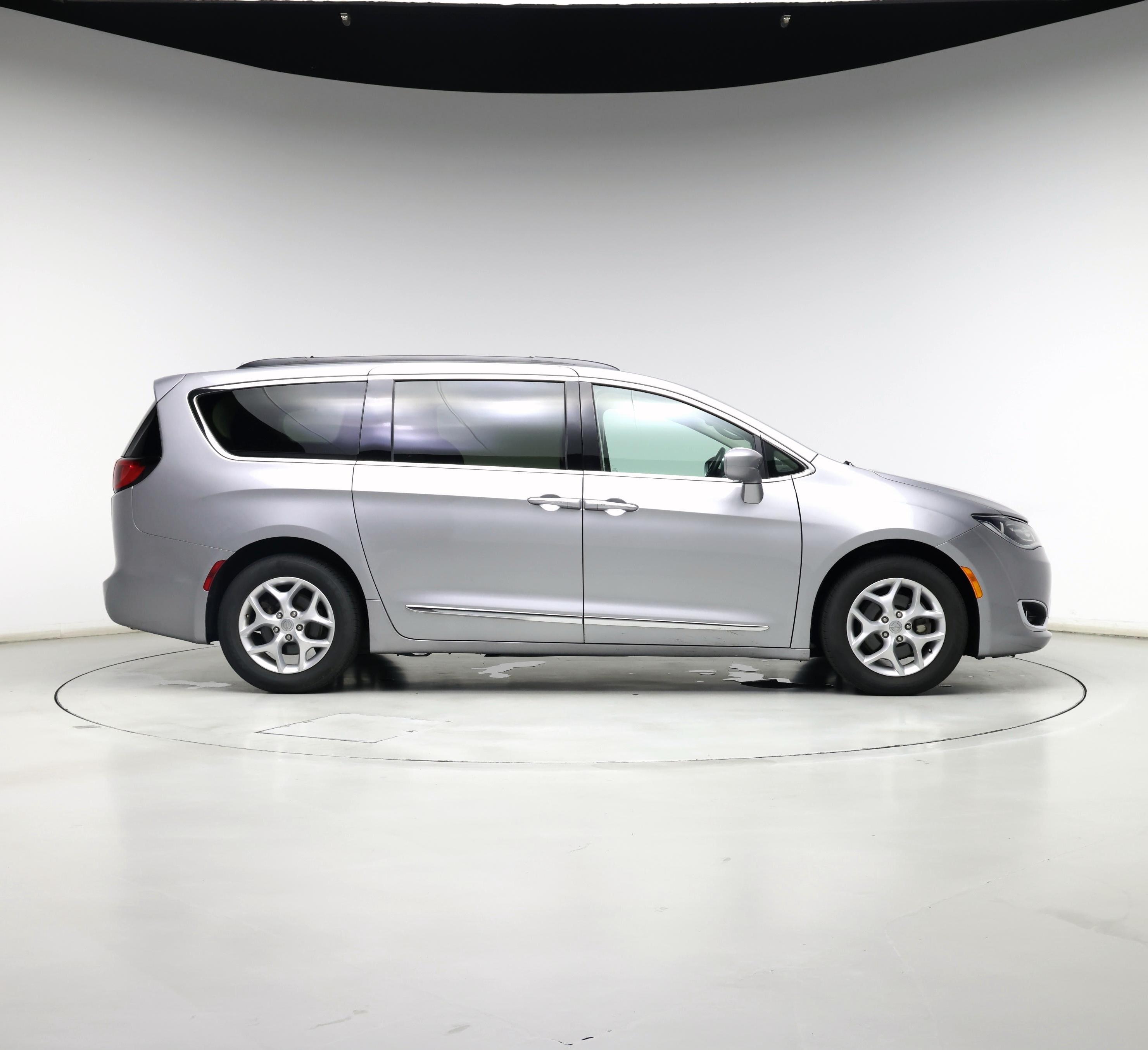 Thumbnail: 2017 Chrysler Pacifica - 7