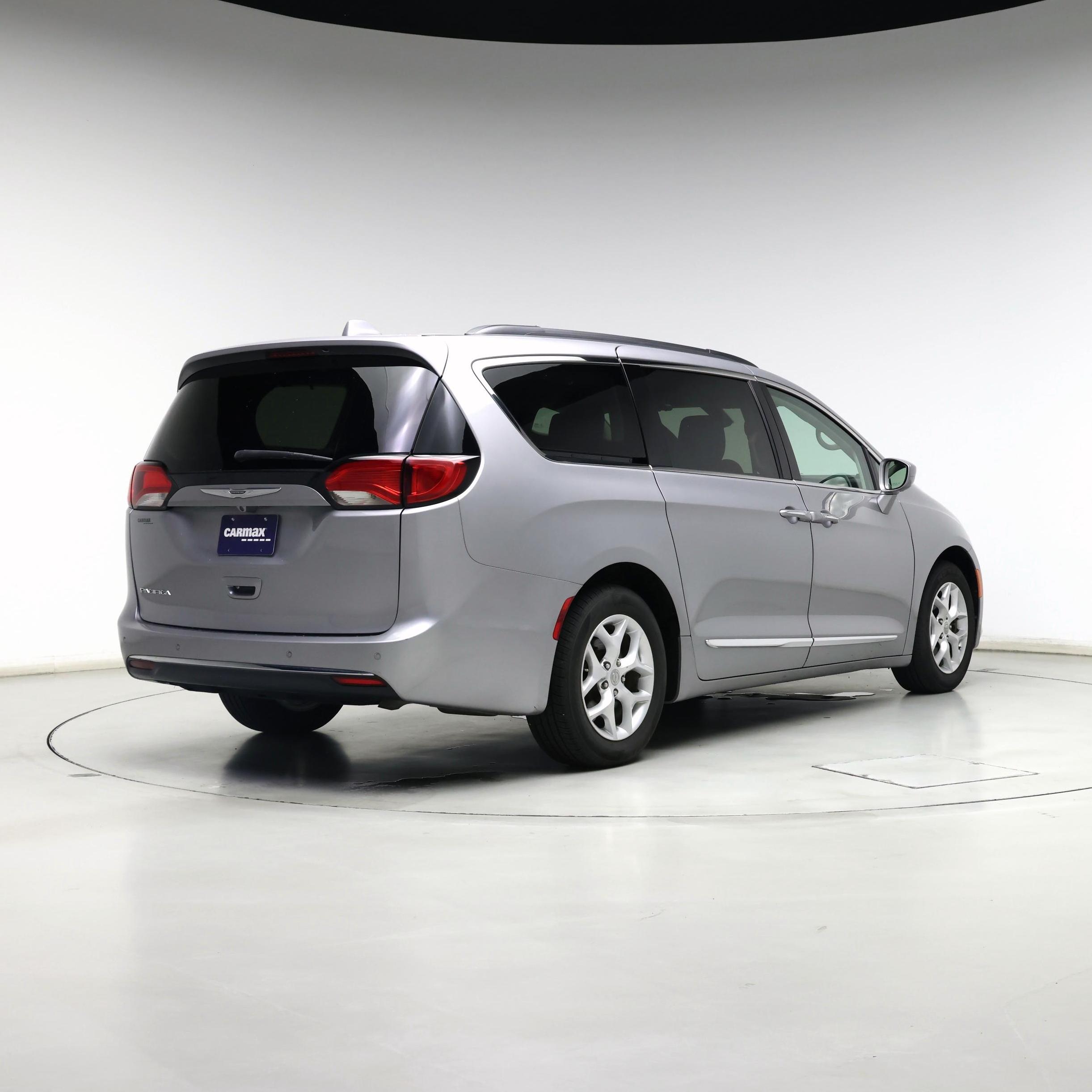 Thumbnail: 2017 Chrysler Pacifica - 8
