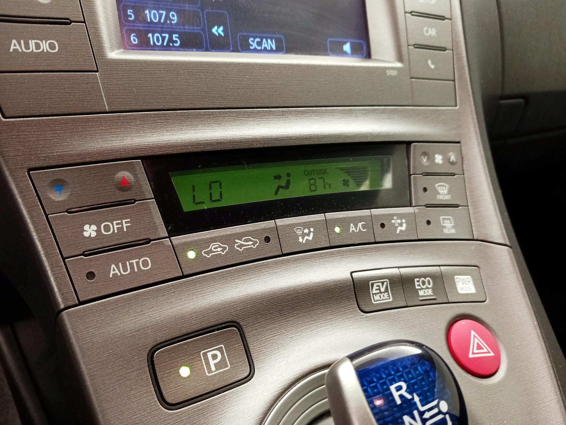 Thumbnail: 2015 Toyota Prius - 16