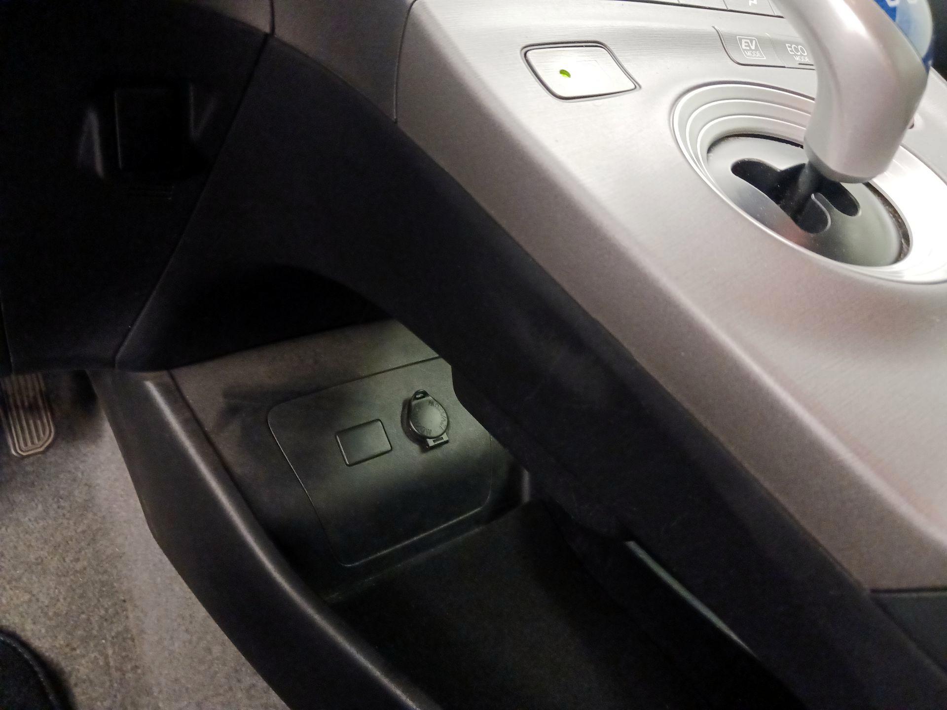 Thumbnail: 2015 Toyota Prius - 18