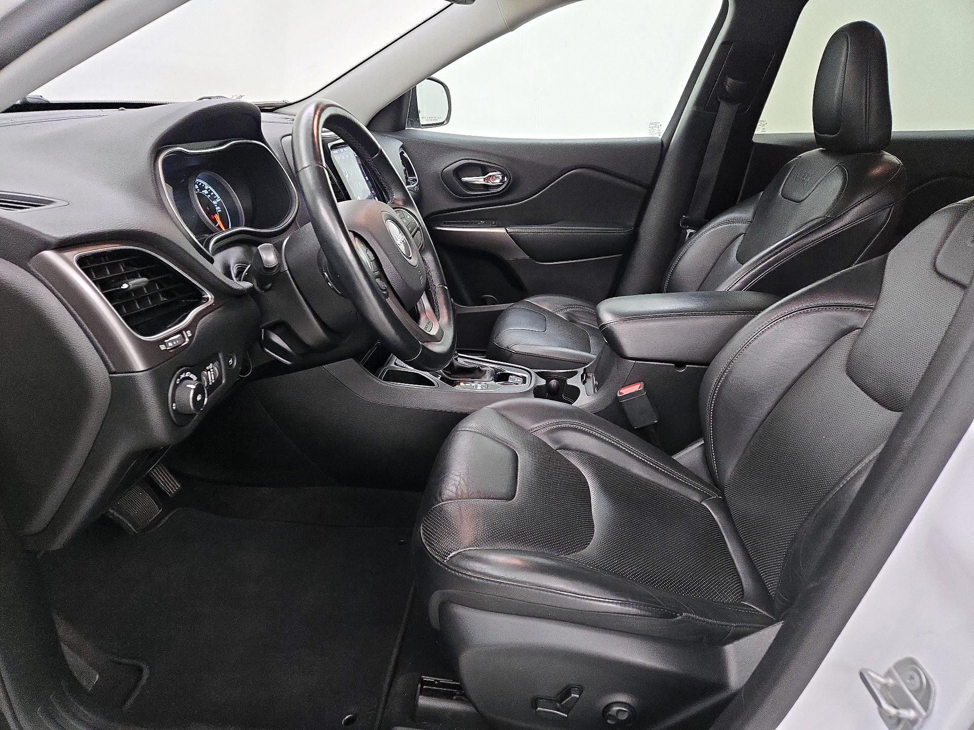 Thumbnail: 2019 Jeep Cherokee - 11