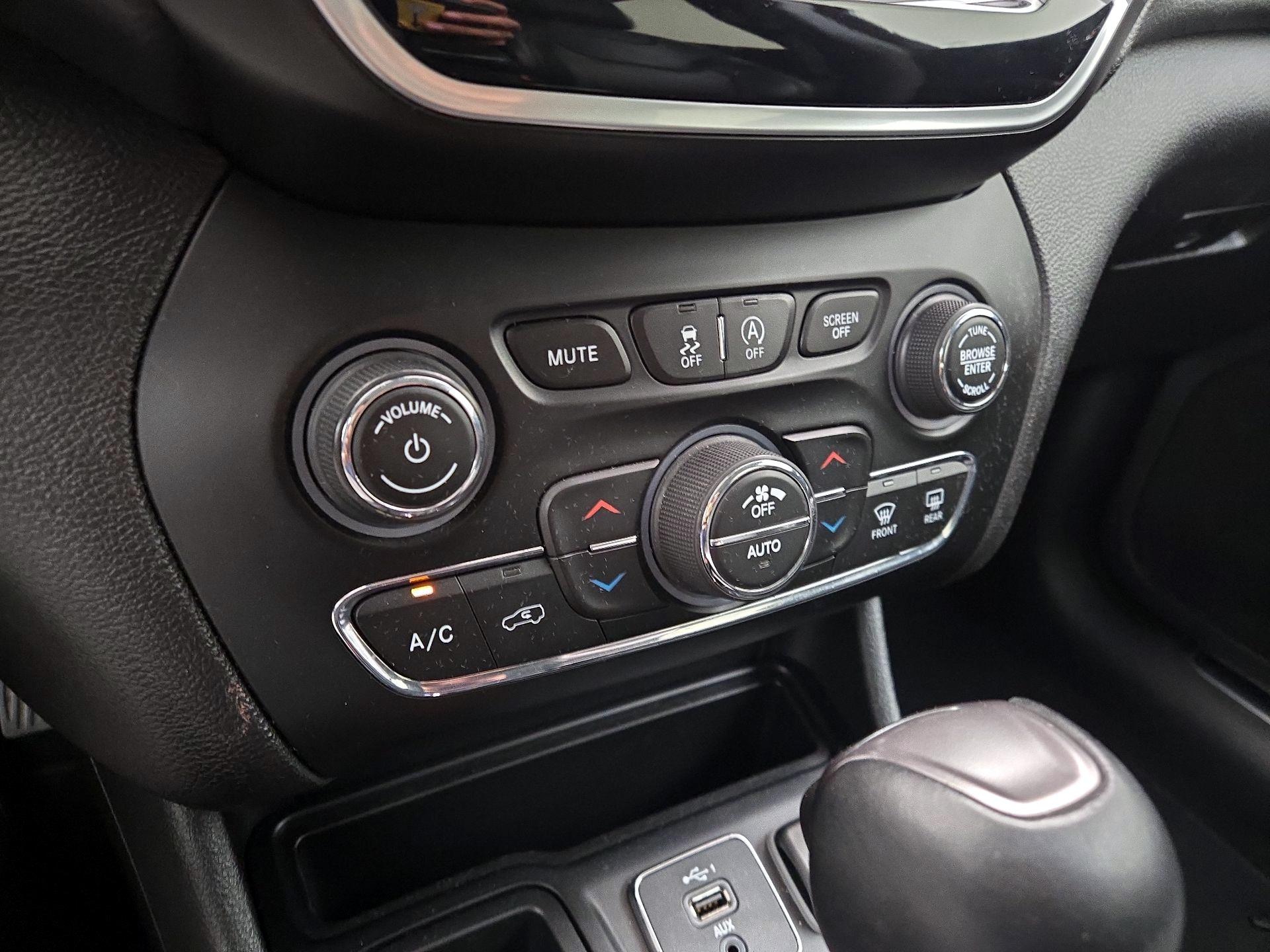 Thumbnail: 2019 Jeep Cherokee - 16