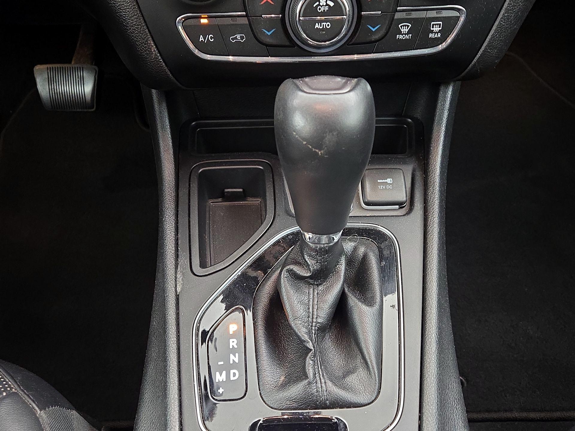 Thumbnail: 2019 Jeep Cherokee - 17
