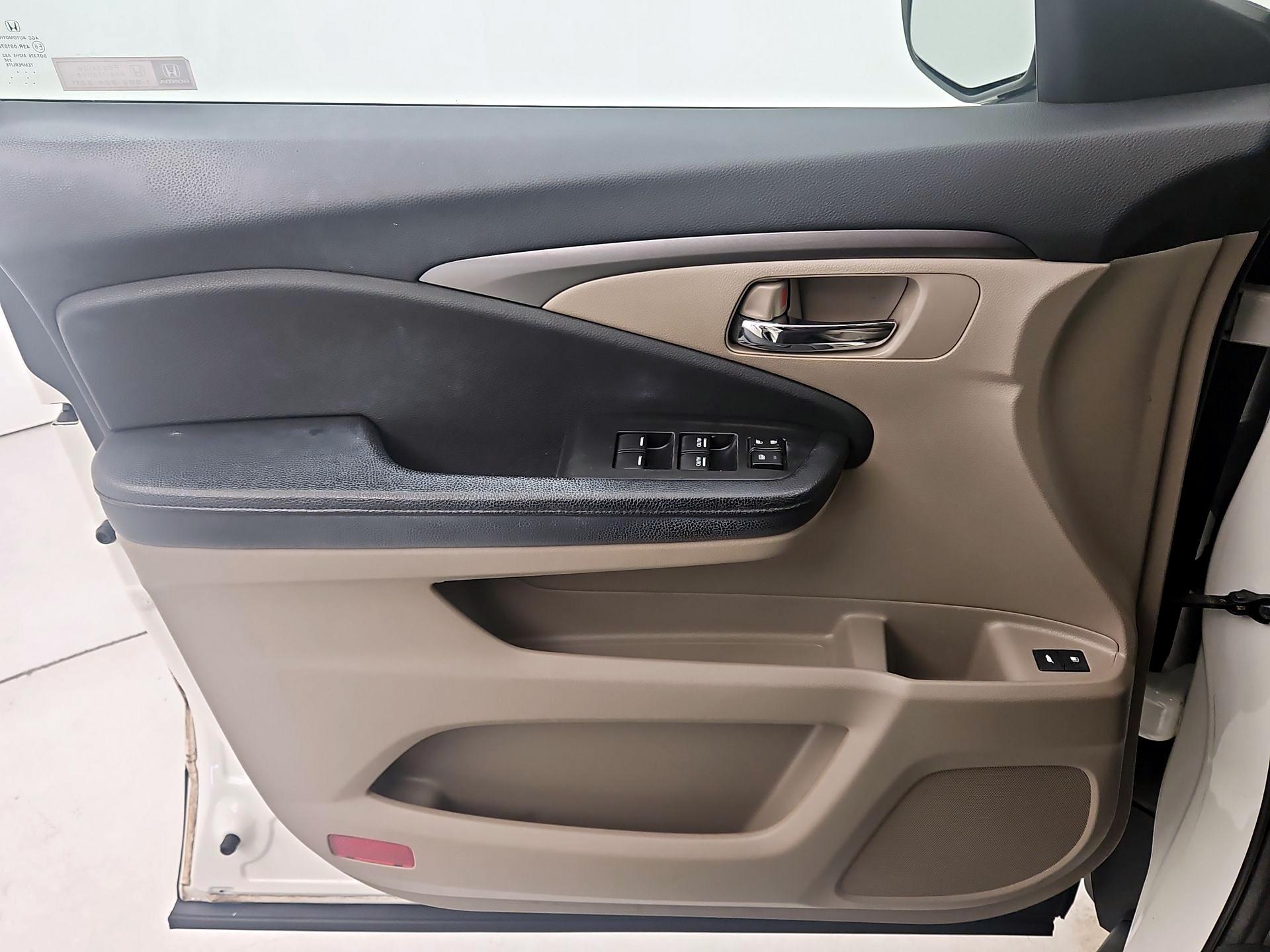 Thumbnail: 2017 Honda Pilot - 12