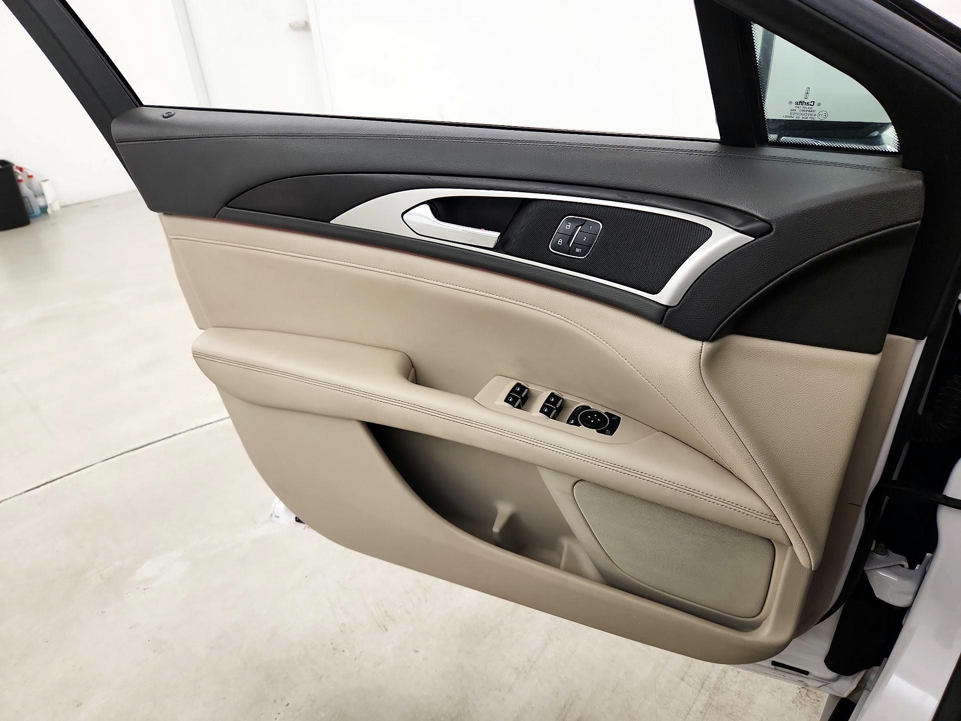 Thumbnail: 2017 Lincoln MKZ - 12