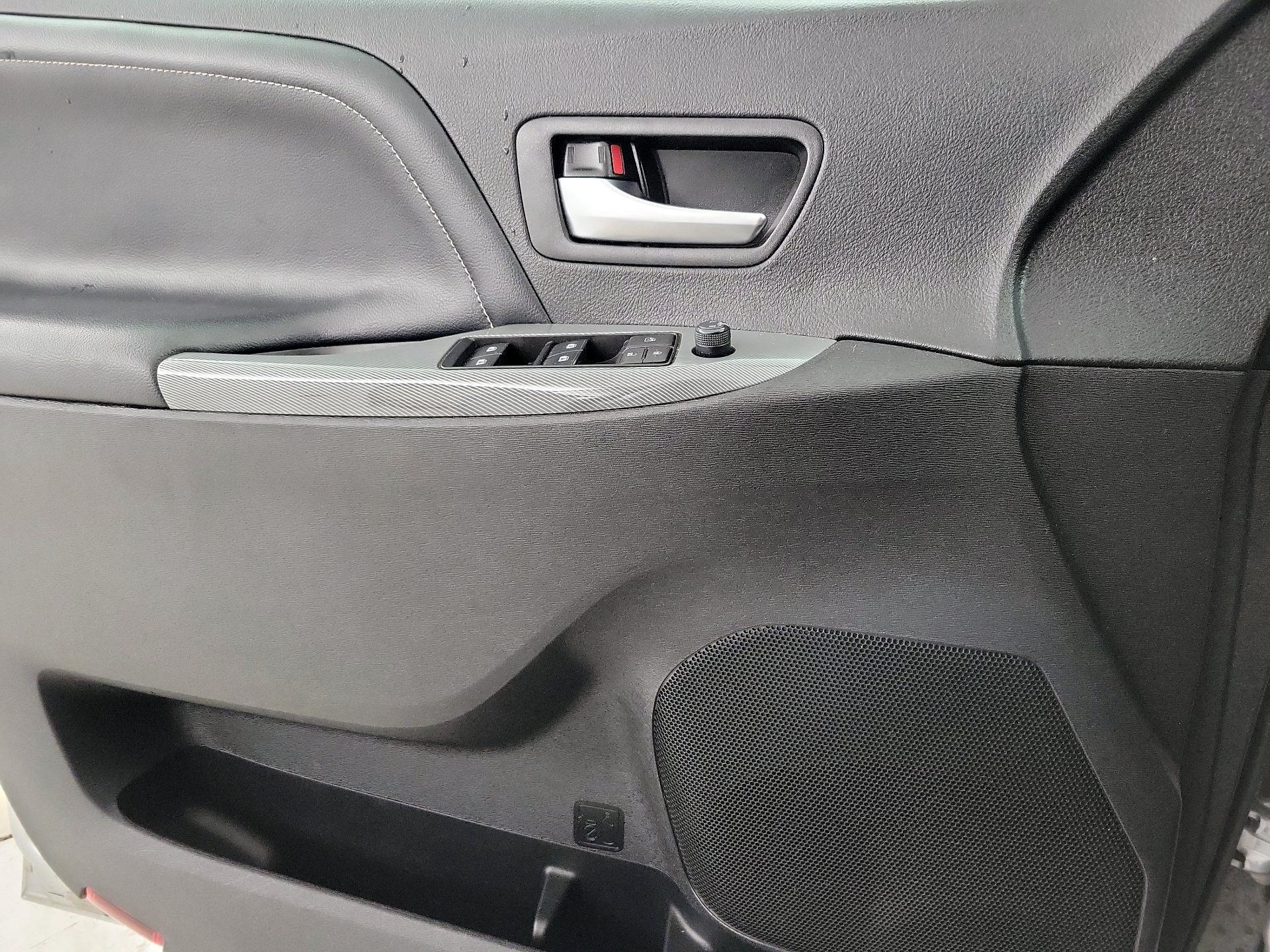 Thumbnail: 2018 Toyota Sienna - 12