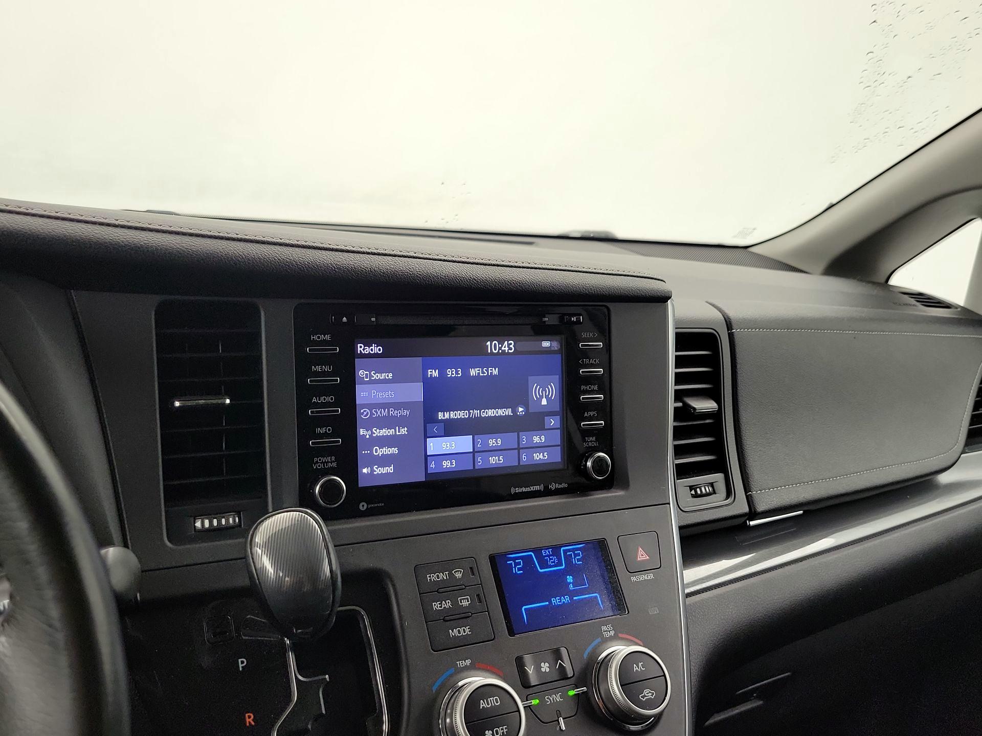 Thumbnail: 2018 Toyota Sienna - 15