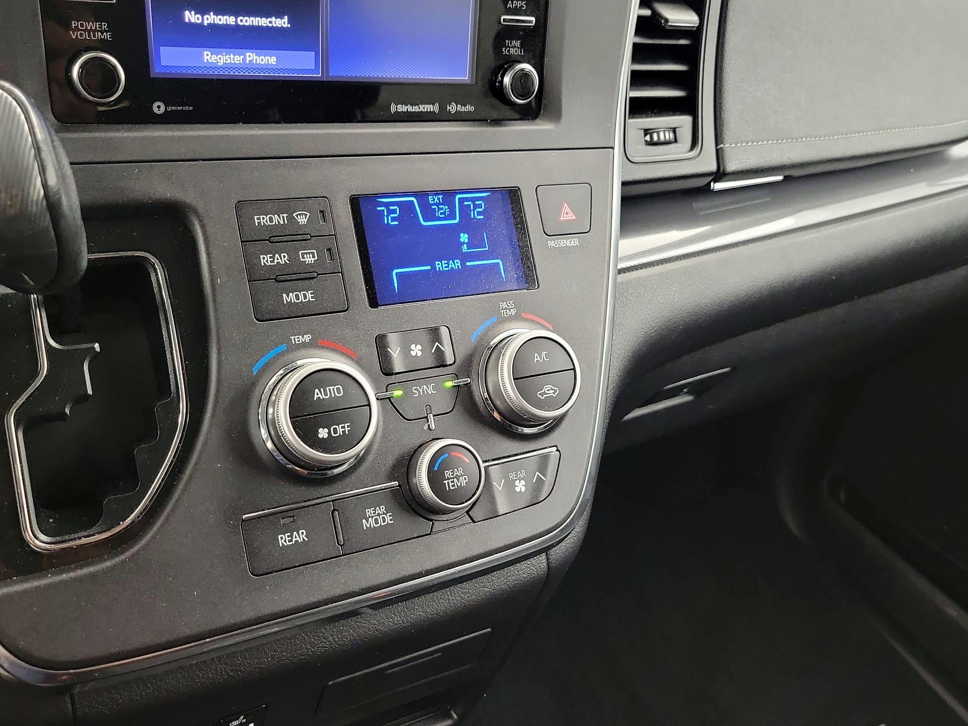 Thumbnail: 2018 Toyota Sienna - 16