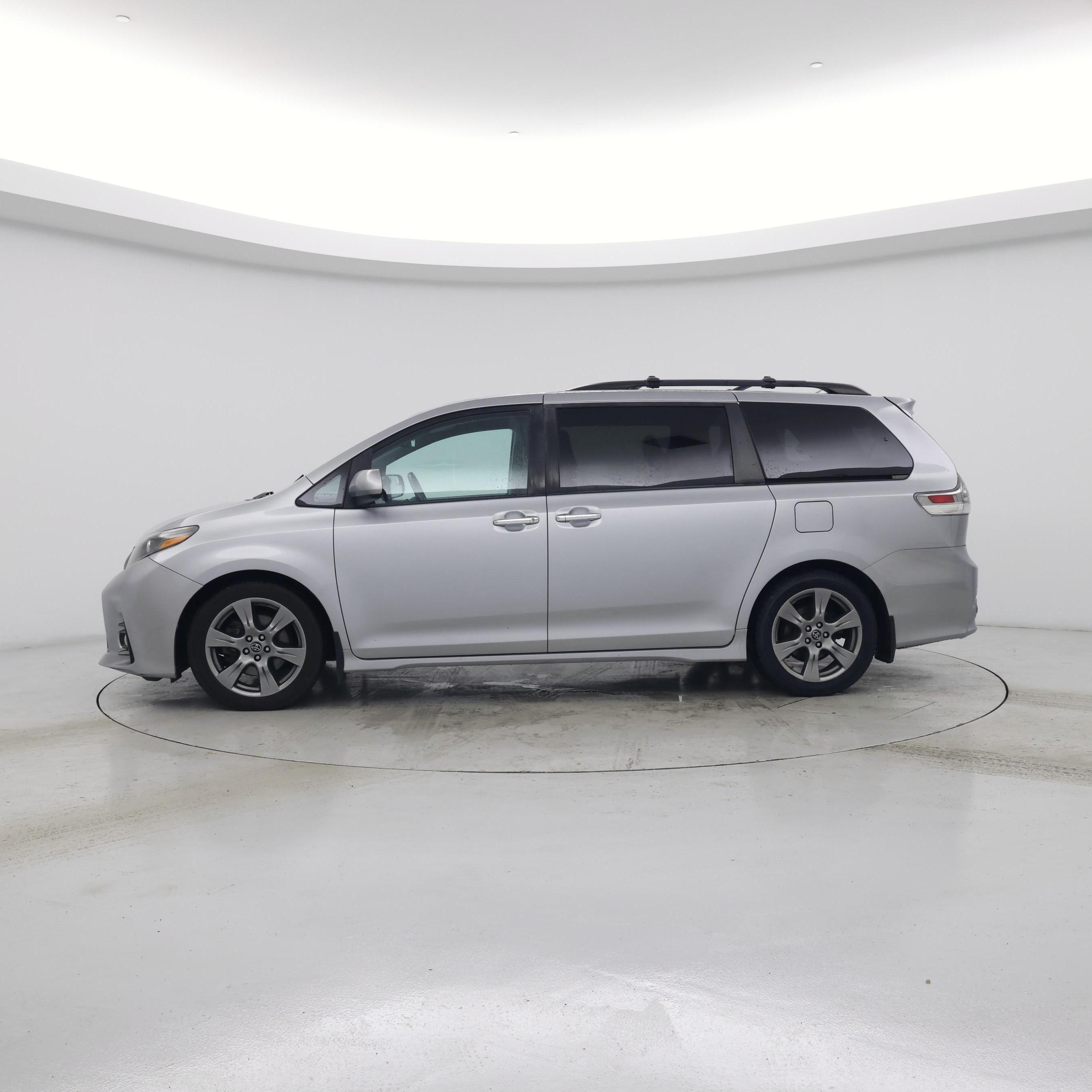 Thumbnail: 2018 Toyota Sienna - 3