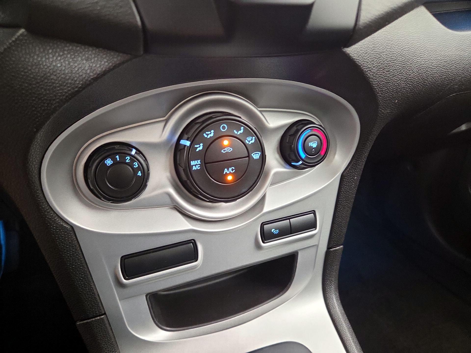 Thumbnail: 2015 Ford Fiesta - 15