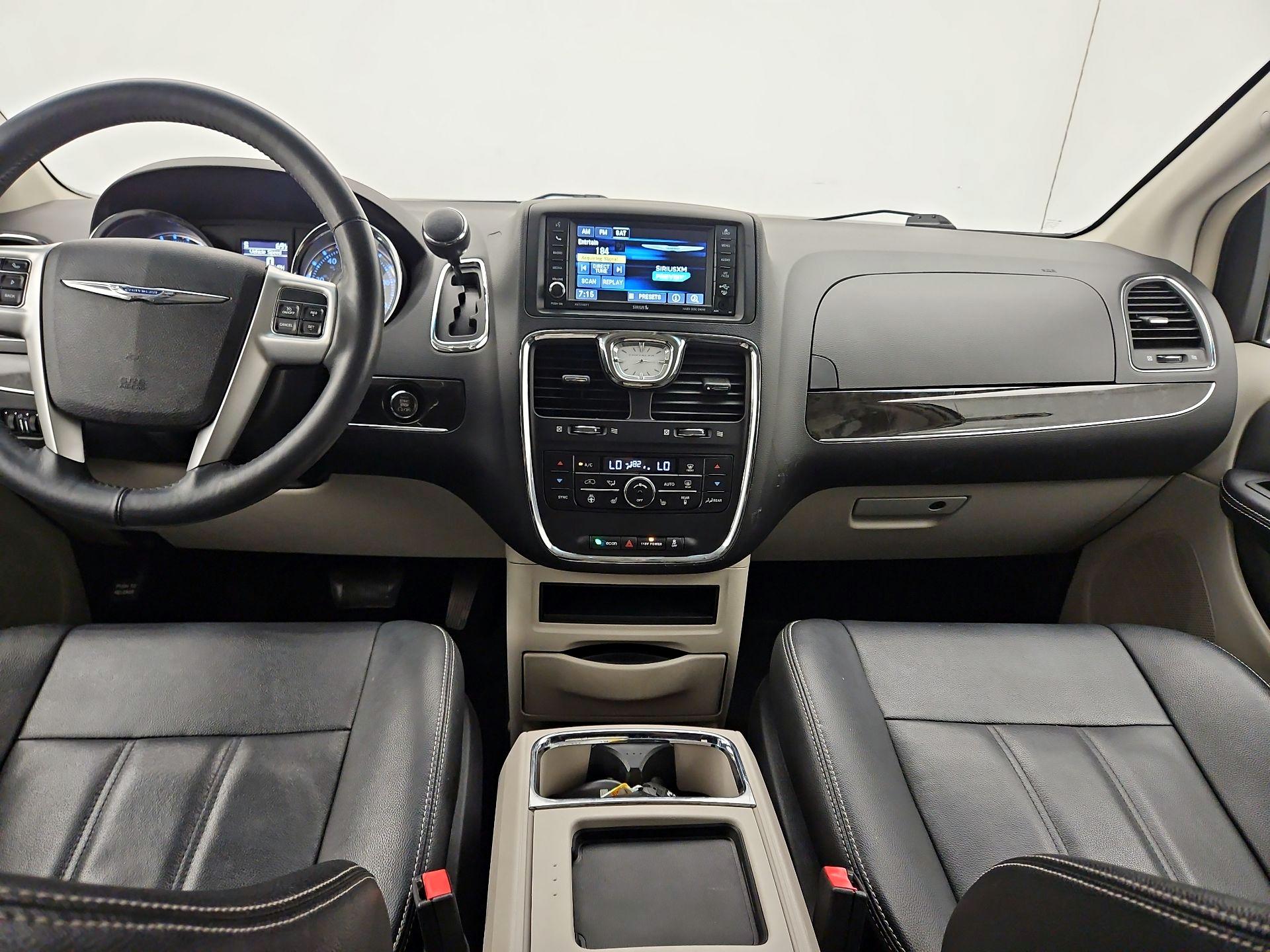 Thumbnail: 2016 Chrysler Town & Country - 9