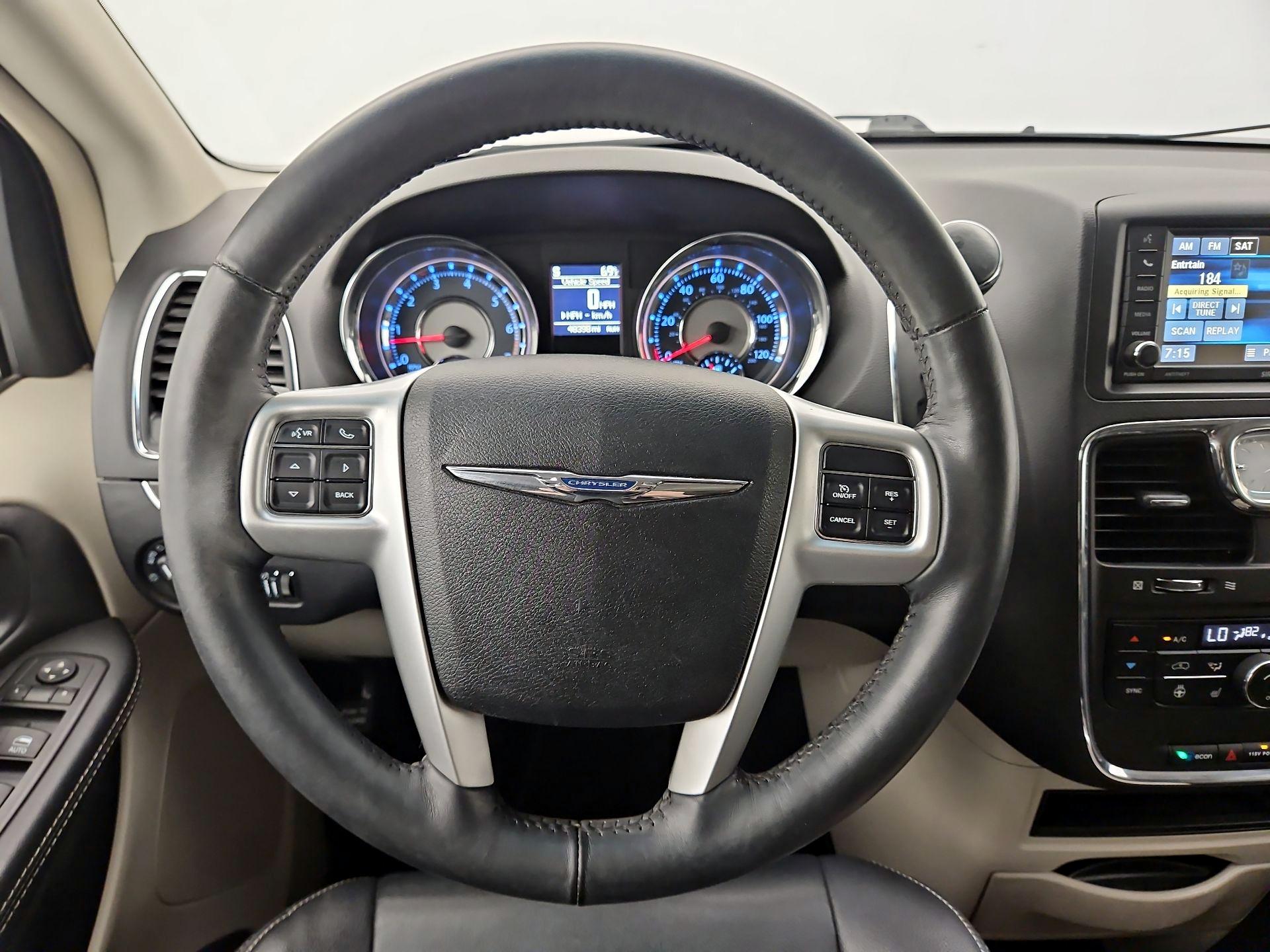 Thumbnail: 2016 Chrysler Town & Country - 10
