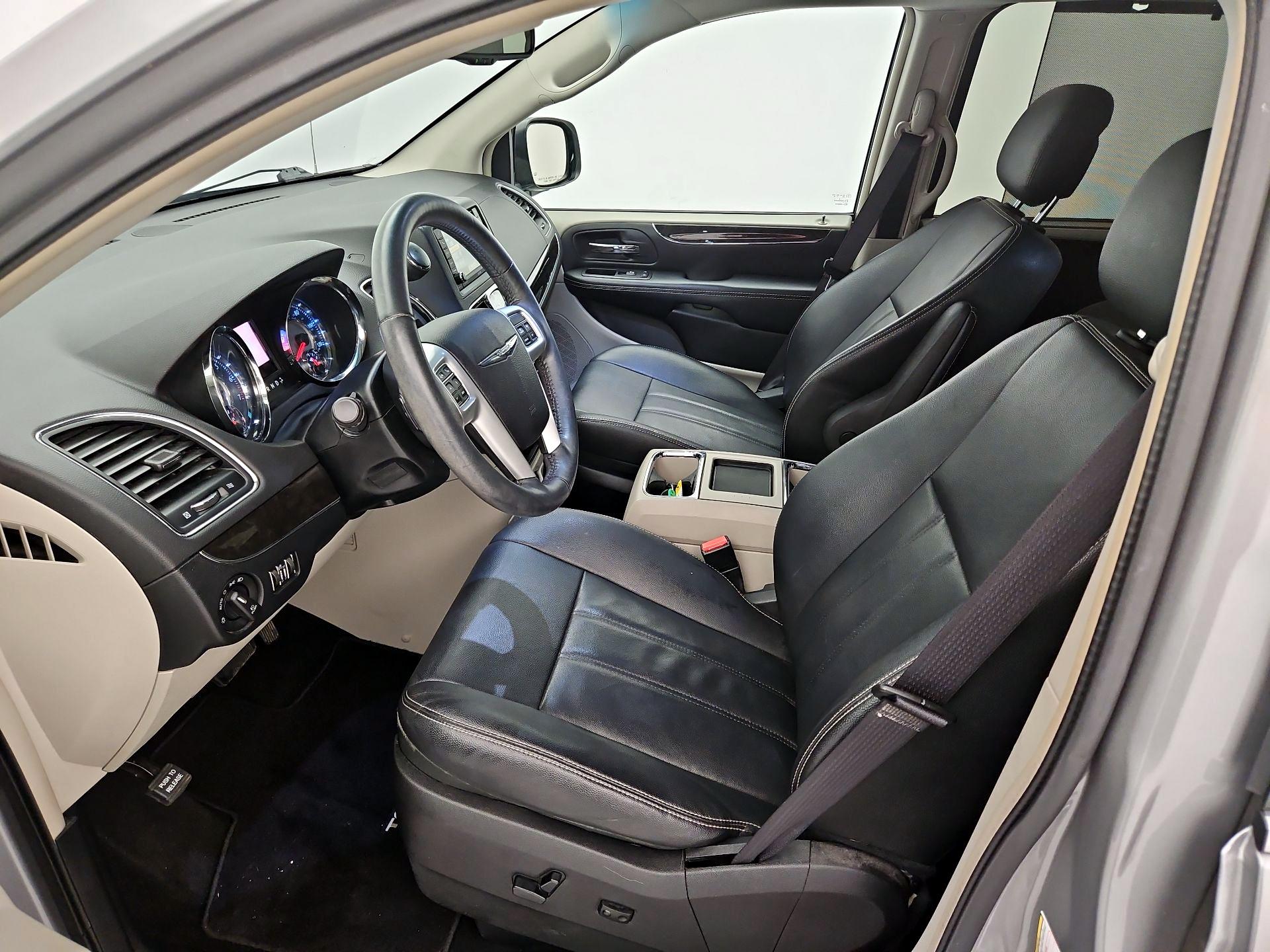 Thumbnail: 2016 Chrysler Town & Country - 11