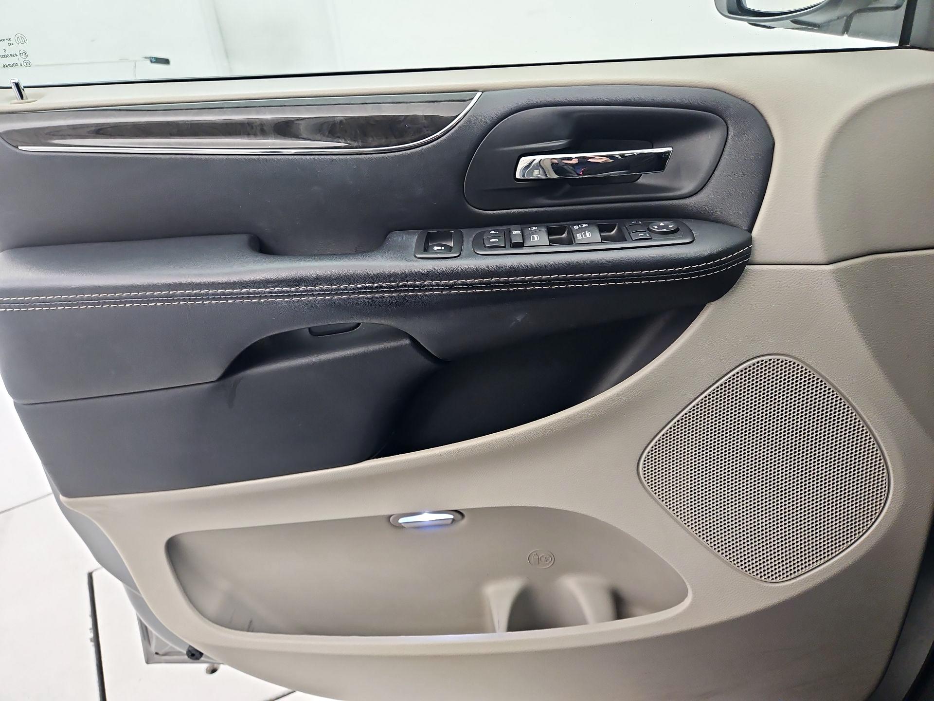 Thumbnail: 2016 Chrysler Town & Country - 12