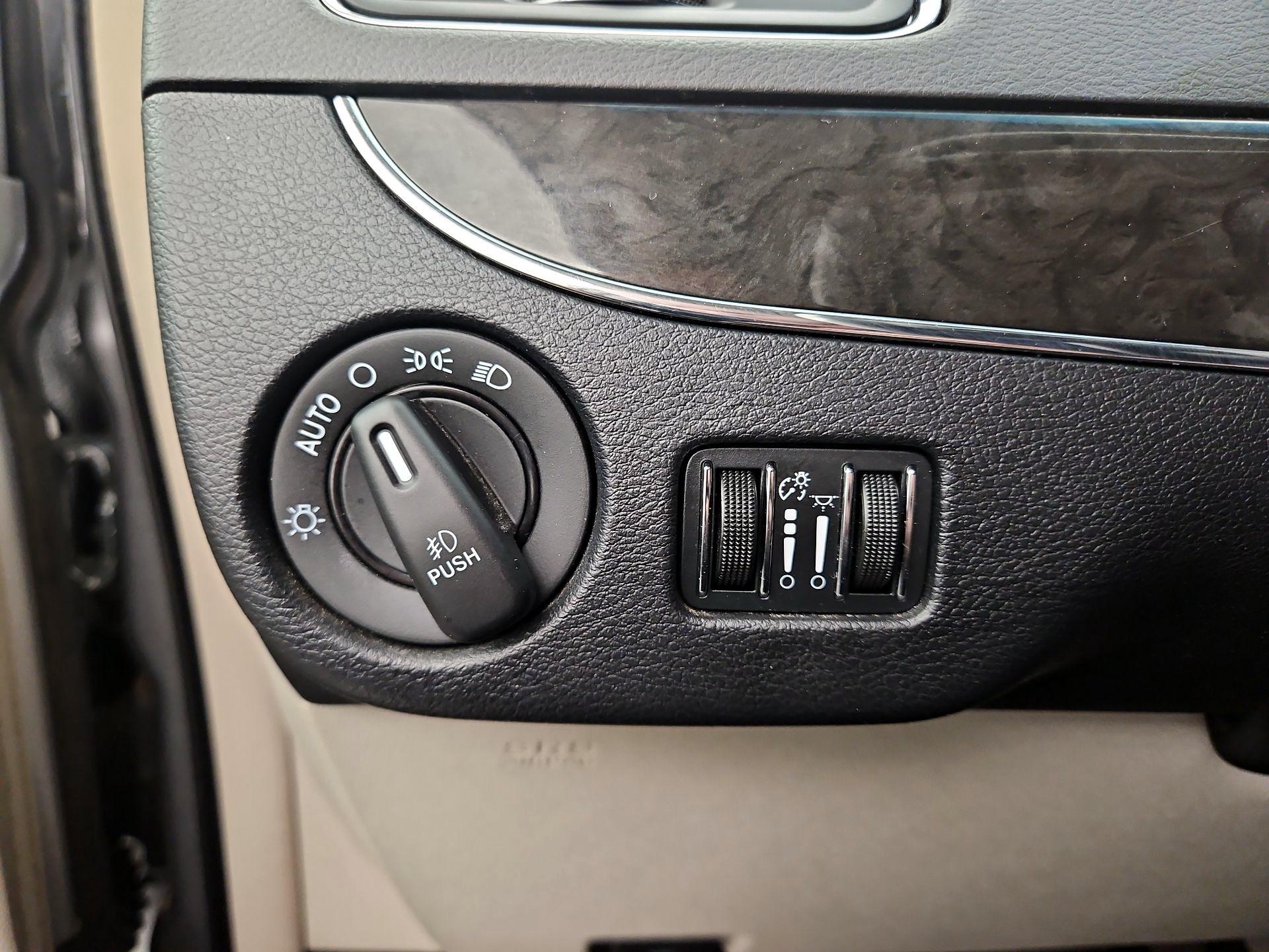 Thumbnail: 2016 Chrysler Town & Country - 13
