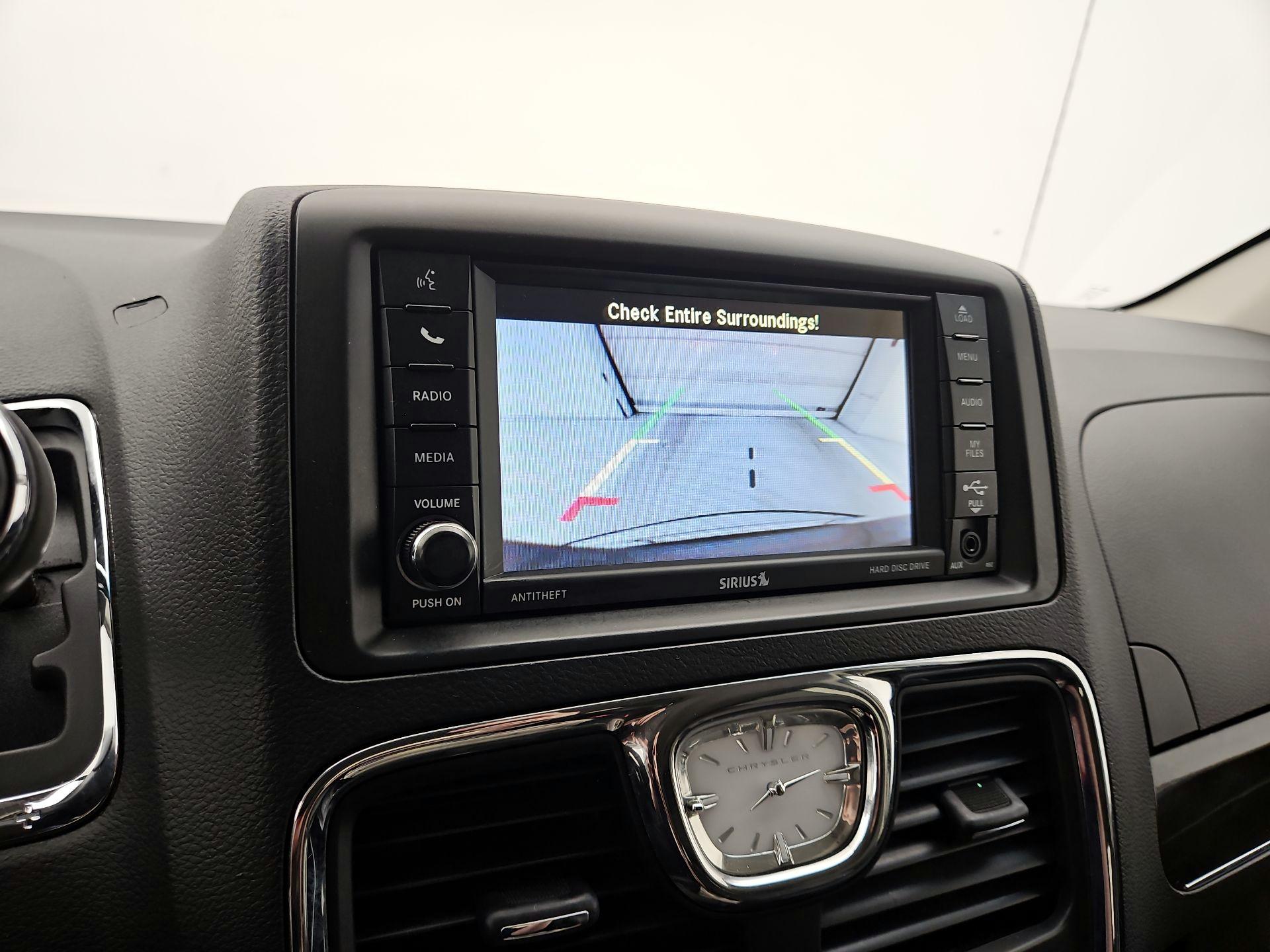 Thumbnail: 2016 Chrysler Town & Country - 14